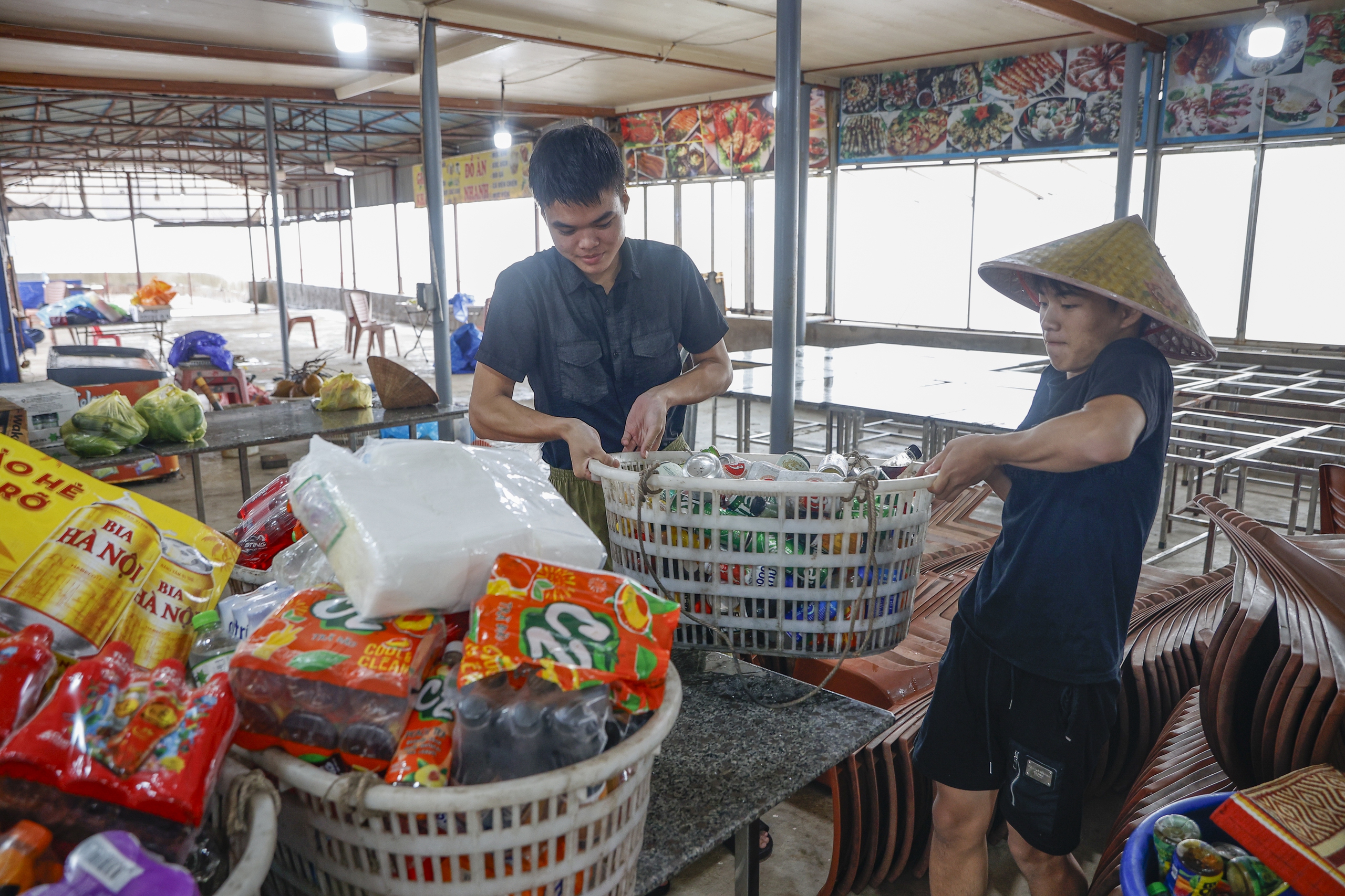 Hàng trăm tàu cá neo đậu về bờ biển Ninh Bình tránh bão số 3 (Wipha) - Ảnh 9.