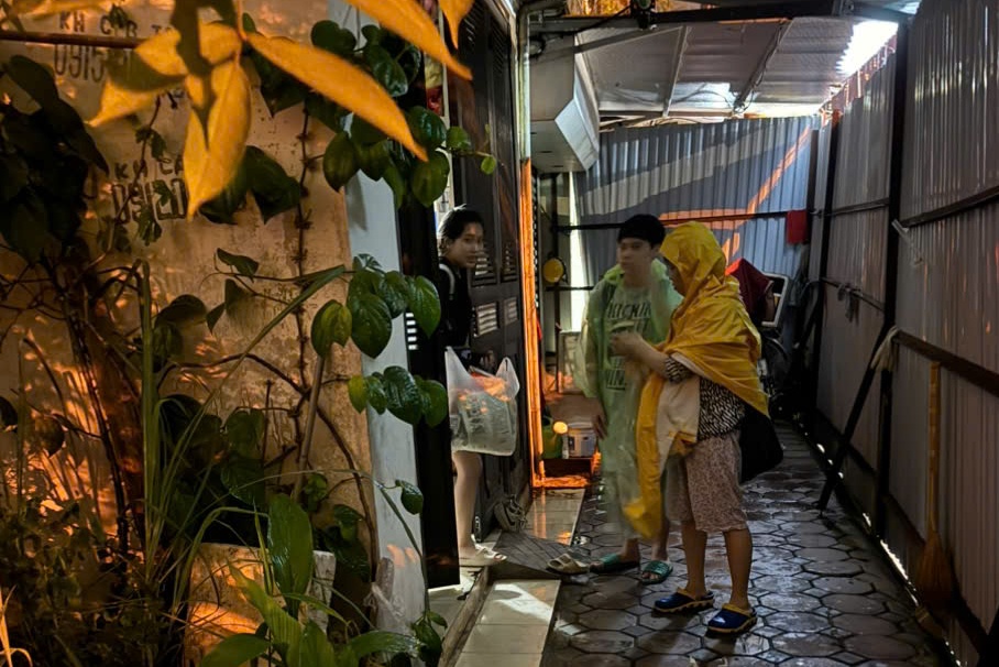 Hà Nội di dân khỏi chung cư nguy hiểm tránh bão Wipha trong đêm - Ảnh 1.