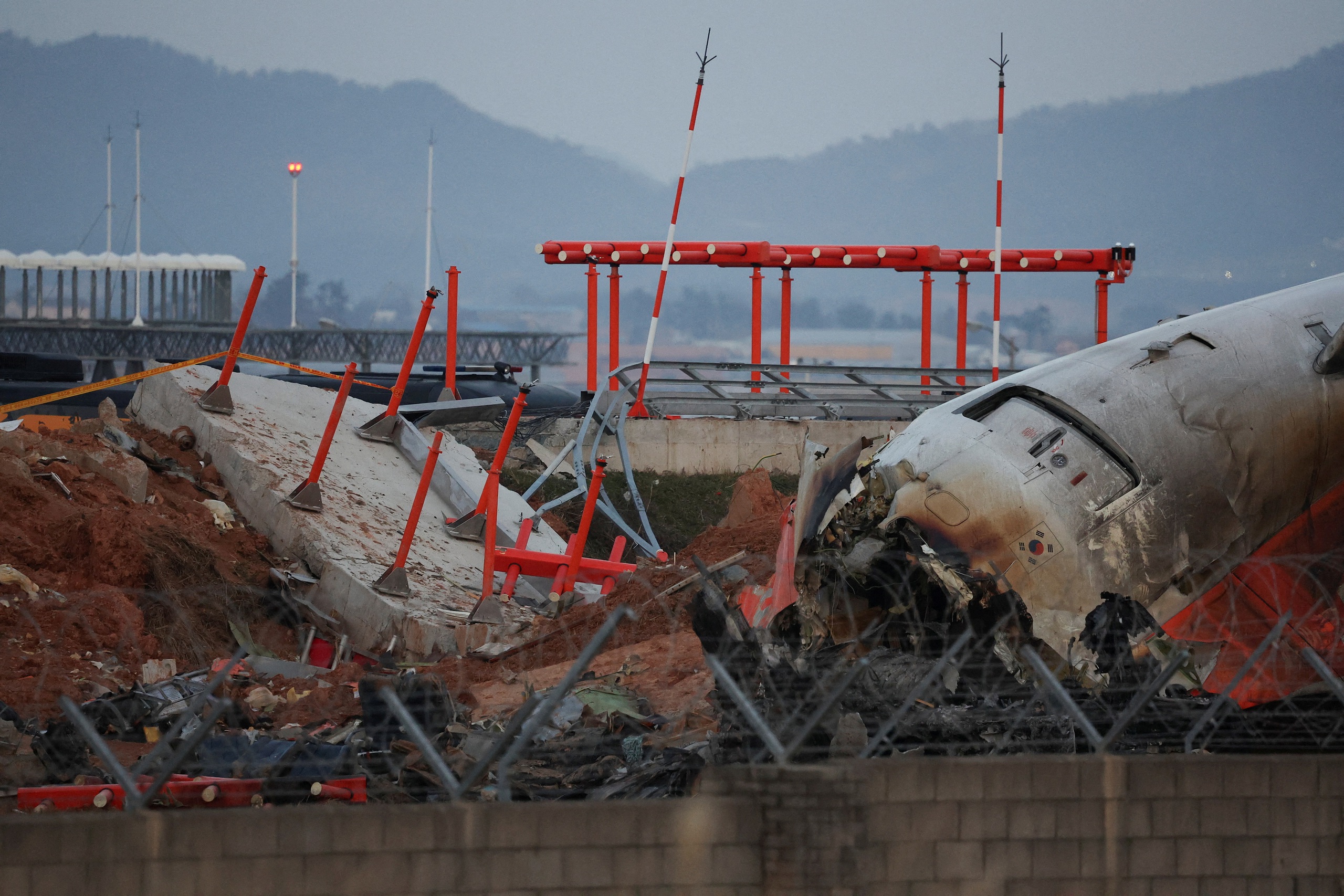 Phi công tắt nhầm động cơ trong tai nạn máy bay Jeju Air làm 179 người chết Phi công tắt nhầm động cơ trong tai nạn máy bay Jeju Air làm 179 người chết