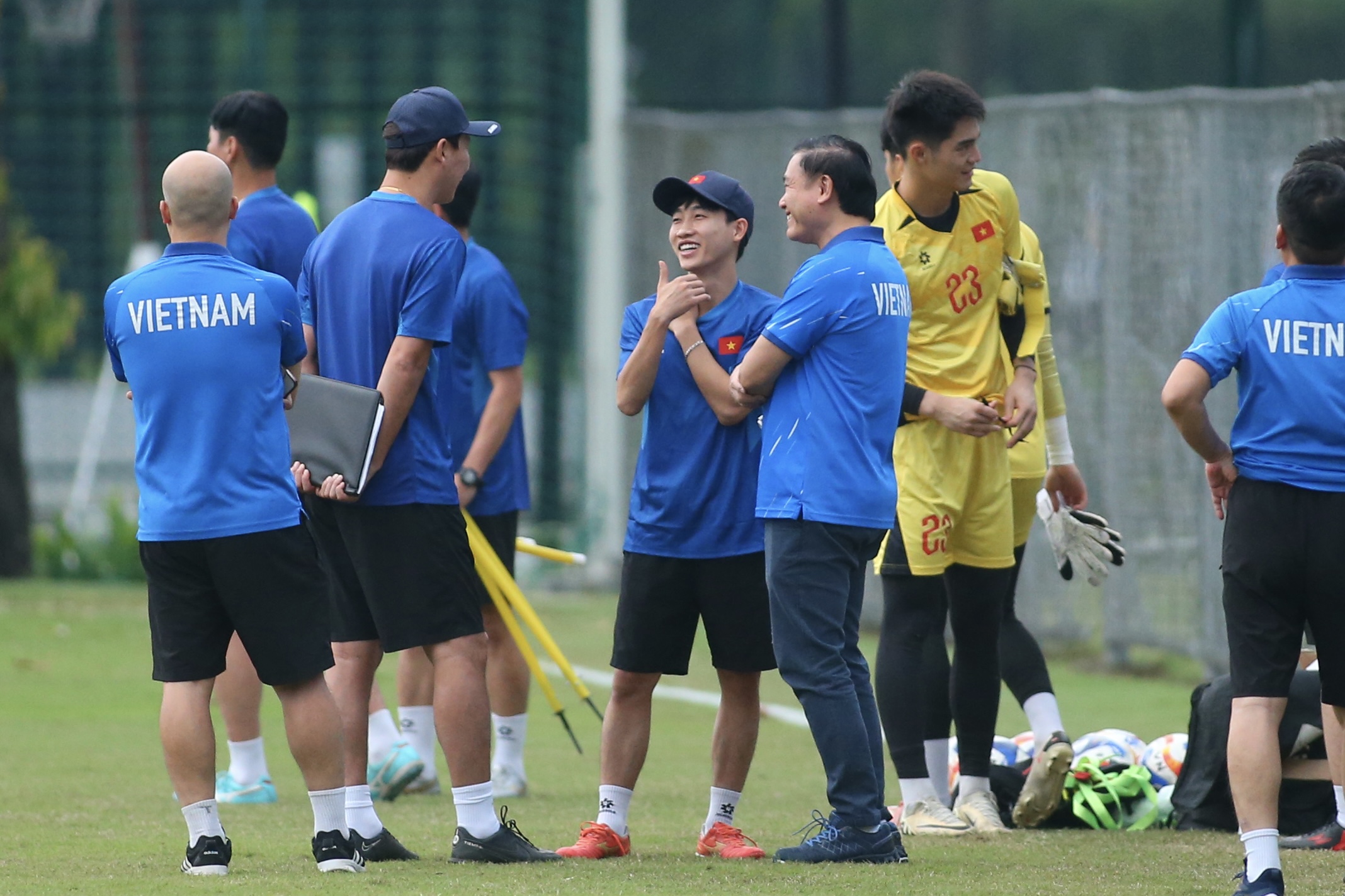 Trung vệ U.23 Việt Nam biểu diễn kỹ thuật như Neymar, Đình Bắc trở lại tươi rói