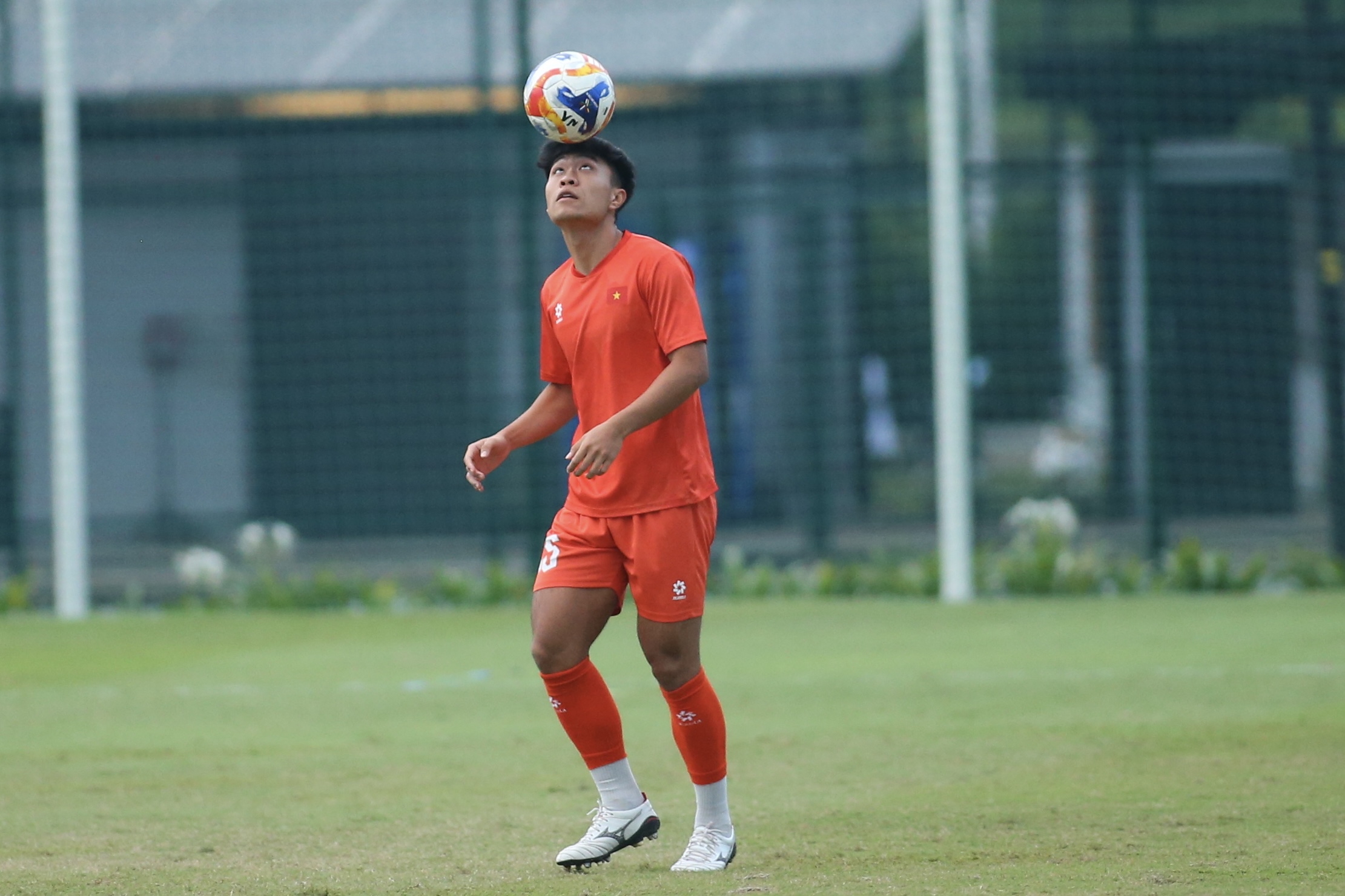 Trung vệ U.23 Việt Nam biểu diễn kỹ thuật như Neymar, Đình Bắc trở lại tươi rói- Ảnh 2.