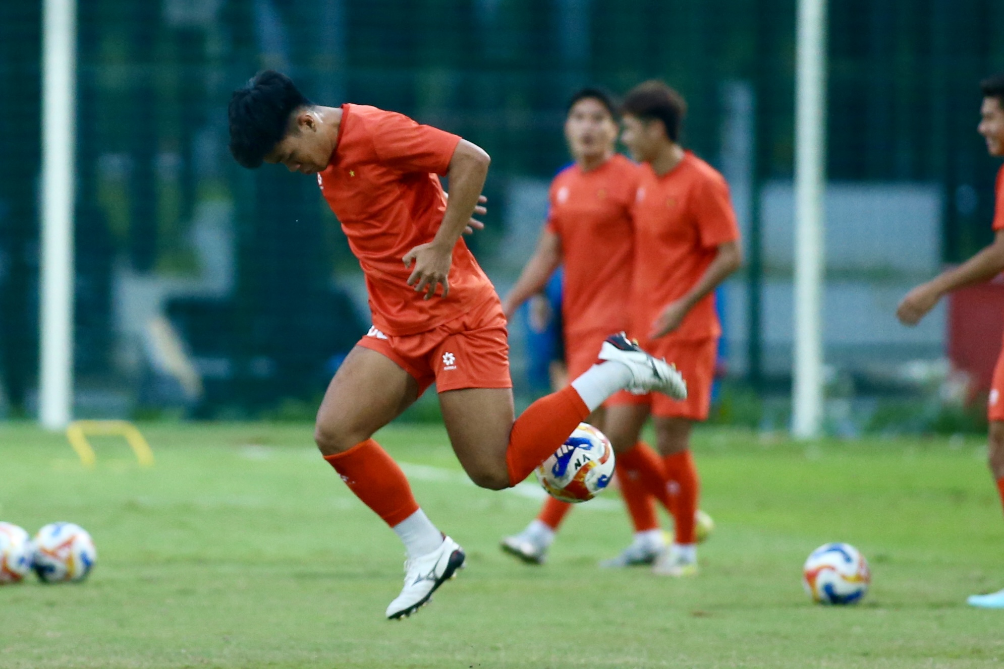 Trung vệ U.23 Việt Nam biểu diễn kỹ thuật như Neymar, Đình Bắc trở lại tươi rói- Ảnh 3.
