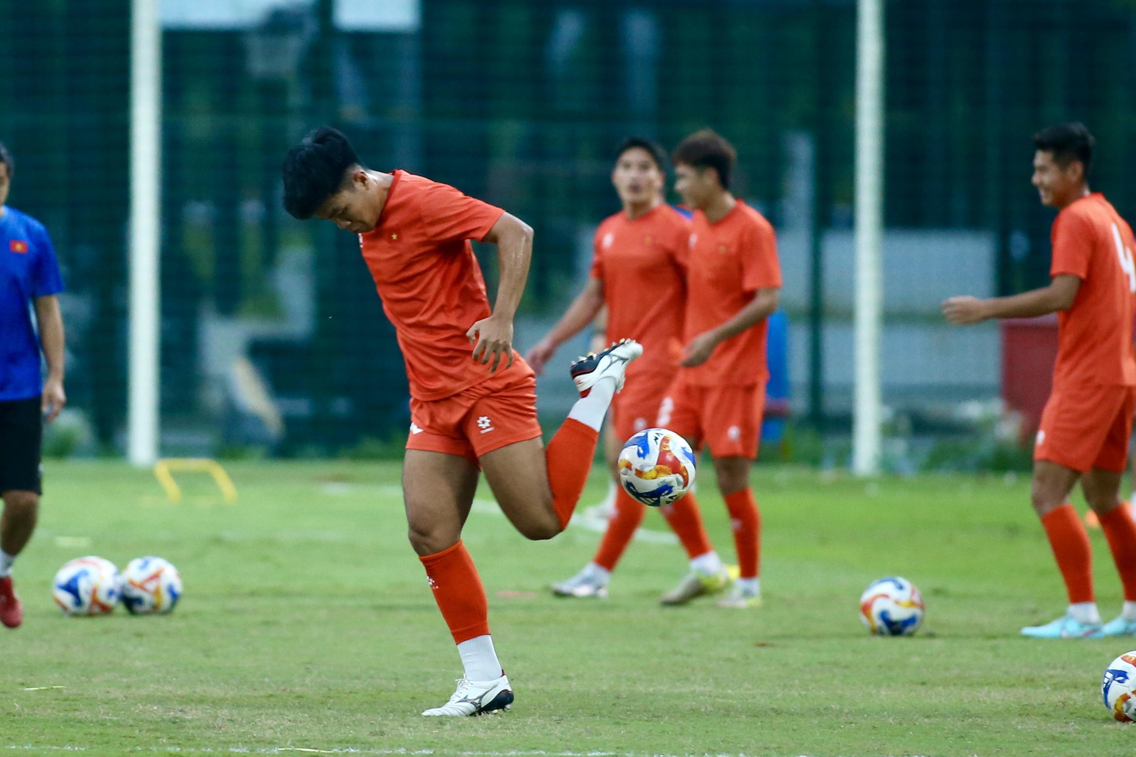 Trung vệ U.23 Việt Nam biểu diễn kỹ thuật như Neymar, Đình Bắc trở lại tươi rói- Ảnh 4.