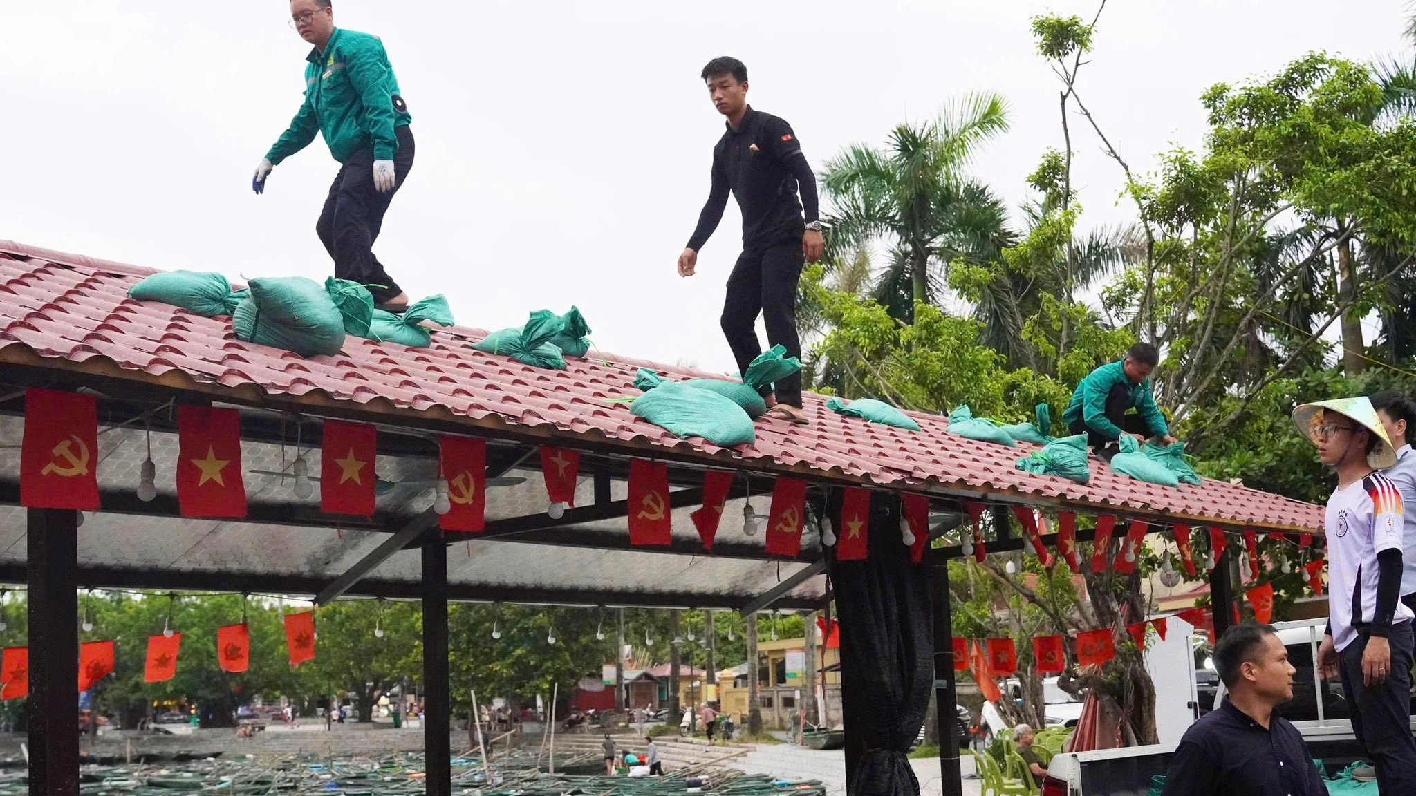 Bão số 3 ( Wipha ) khiến Ninh Bình tạm dừng hoạt động đón khách bằng tàu , xuồng - Ảnh 2. Bão số 3 ( Wipha ) khiến Ninh Bình tạm dừng hoạt động đón khách bằng tàu , xuồng - Ảnh 2.