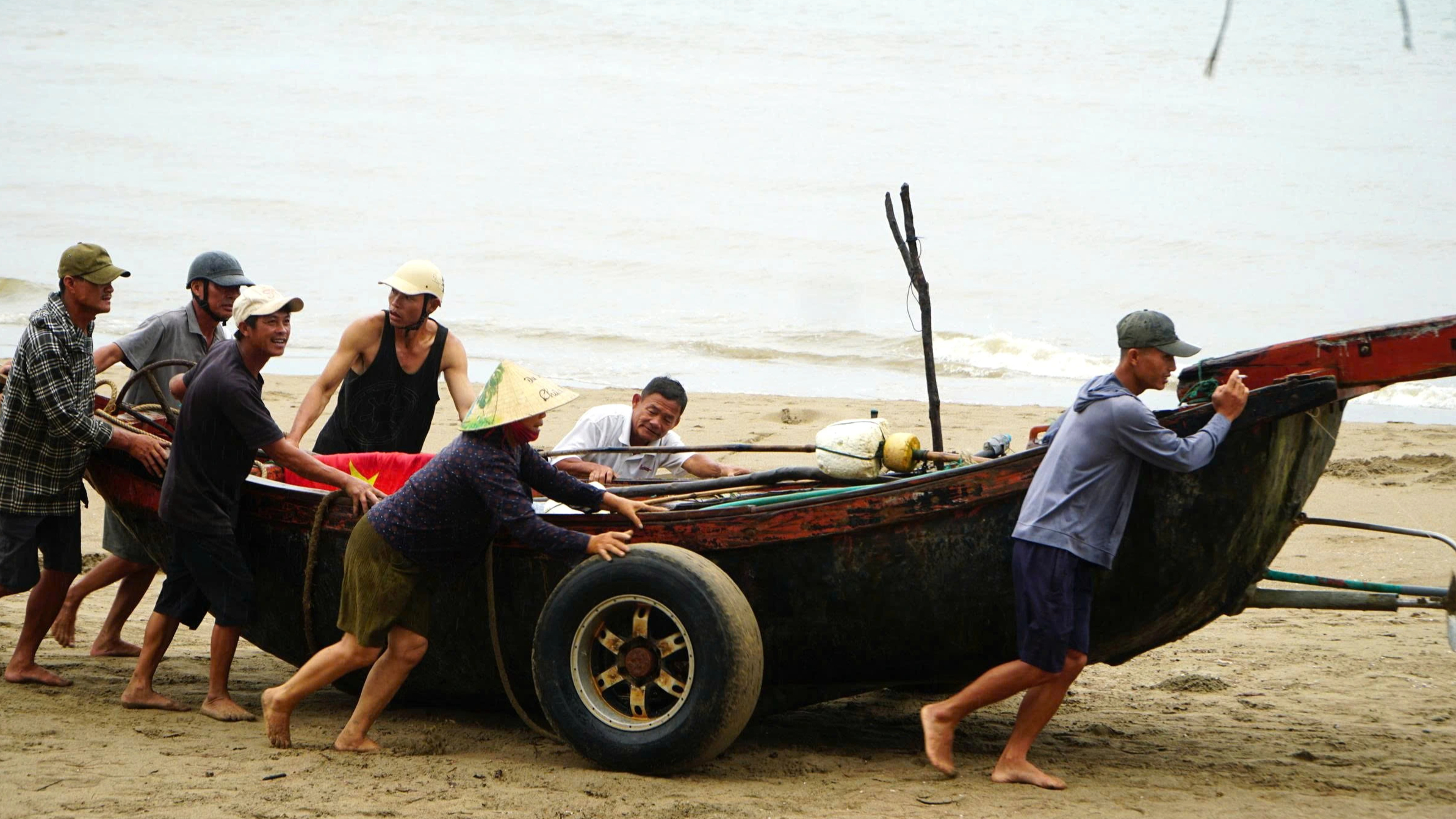 Bão số 3: Ngư dân kéo tàu thuyền tránh bão - Ảnh 7.