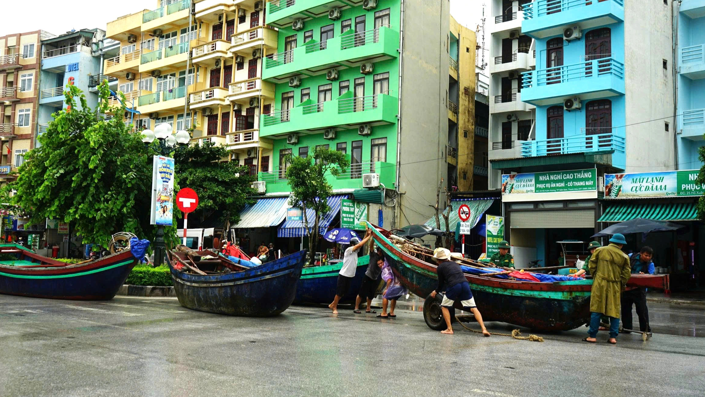 Bão số 3: Ngư dân kéo tàu thuyền tránh bão - Ảnh 6.