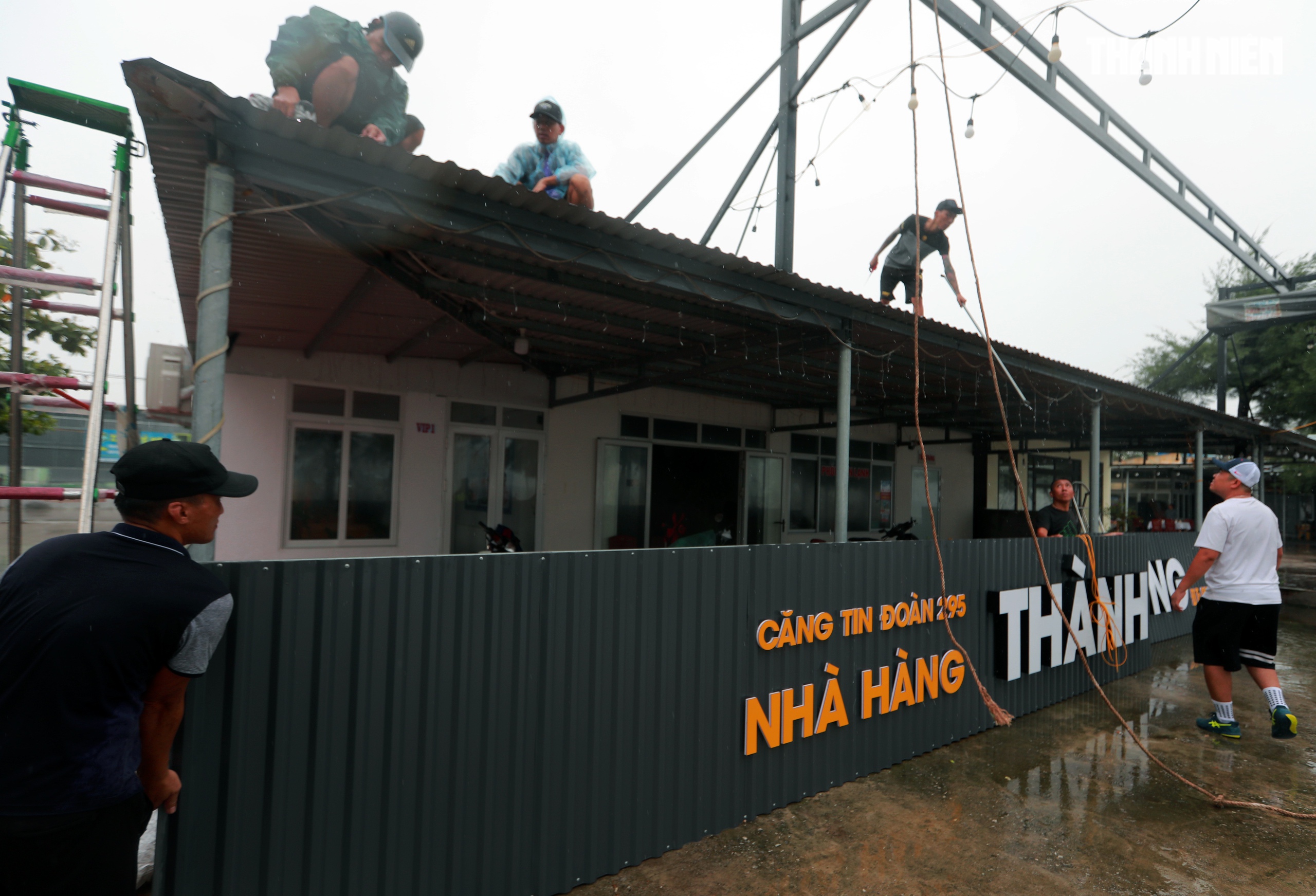 Người dân Hải Phòng căng mình ứng phó bão số 3 (Wipha)- Ảnh 11.