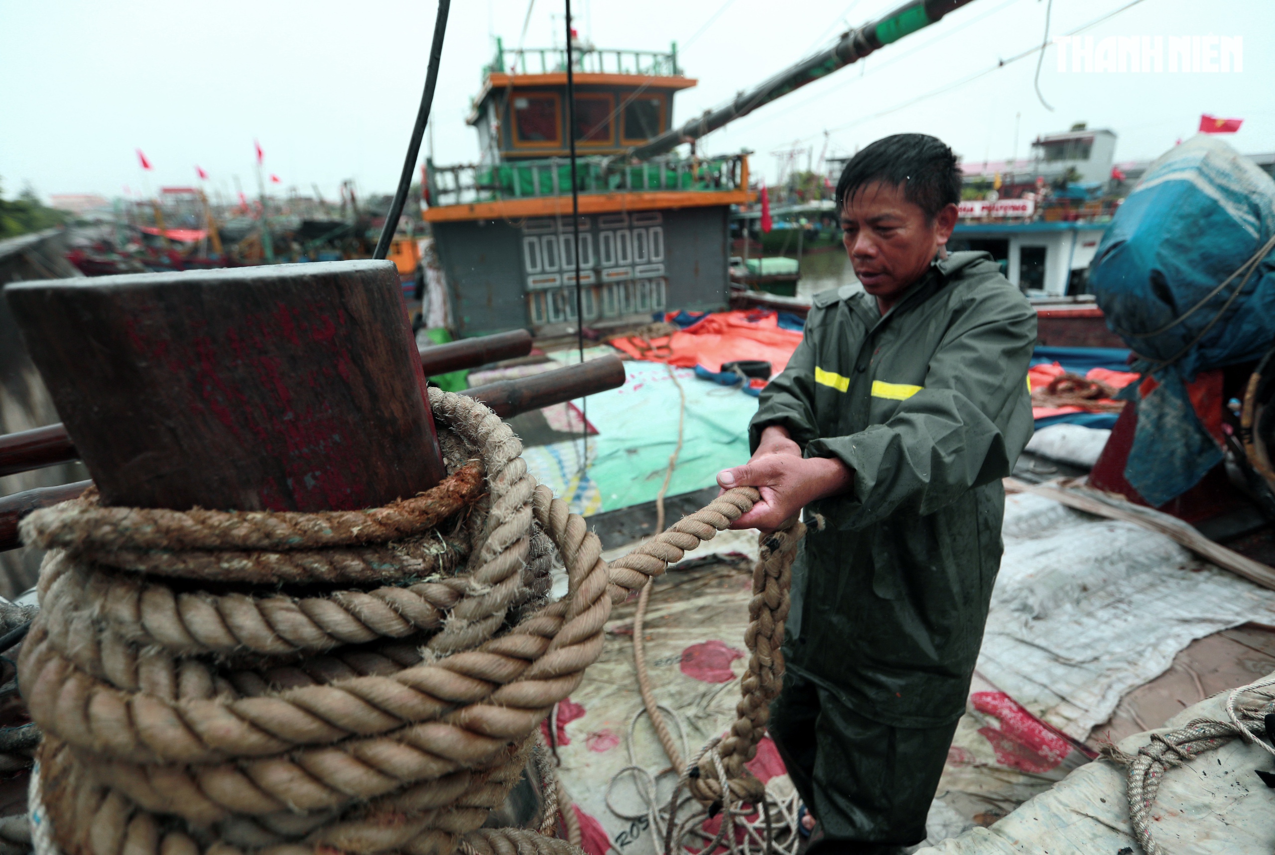Người dân Hải Phòng căng mình ứng phó bão số 3 (Wipha)- Ảnh 5.