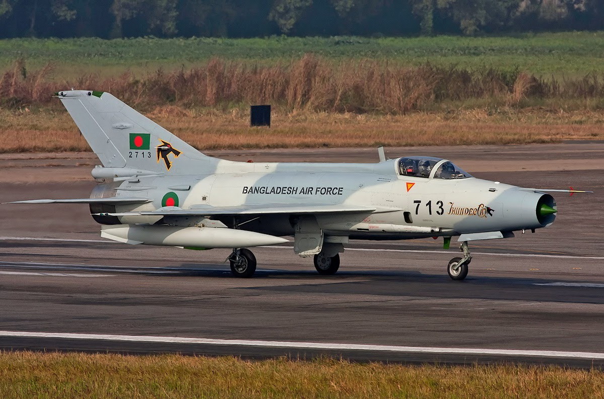 Máy bay huấn luyện của Không quân Bangladesh lao vào trường học ở Dhaka gây thương vong - Ảnh 2.