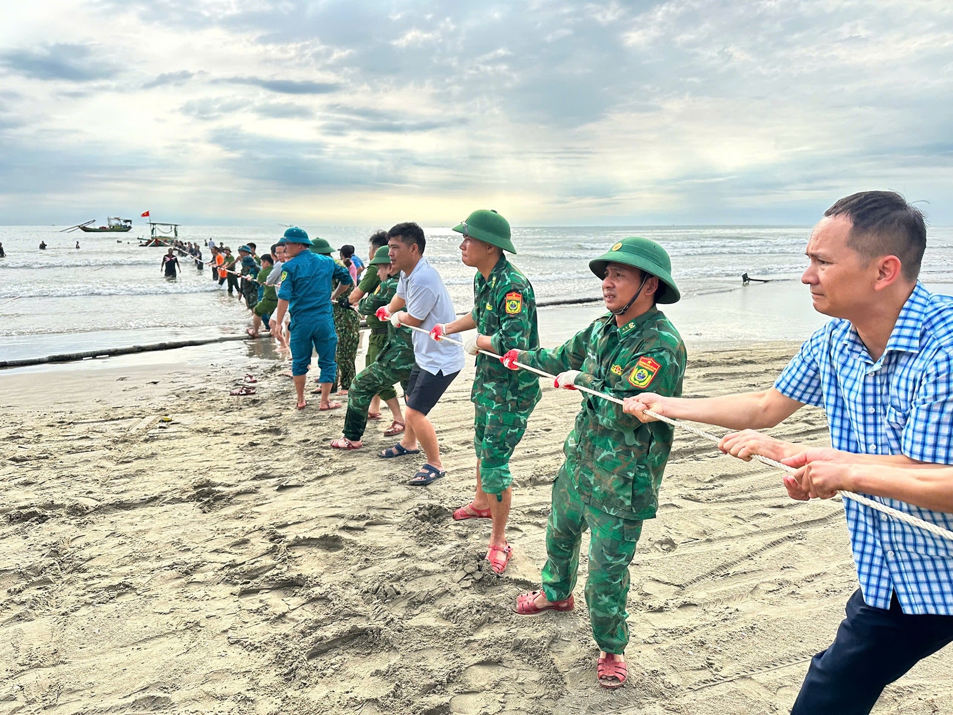 Hà Tĩnh: Giông lốc đánh chìm 58 tàu thuyền, 154 nhà dân bị tốc mái- Ảnh 1.