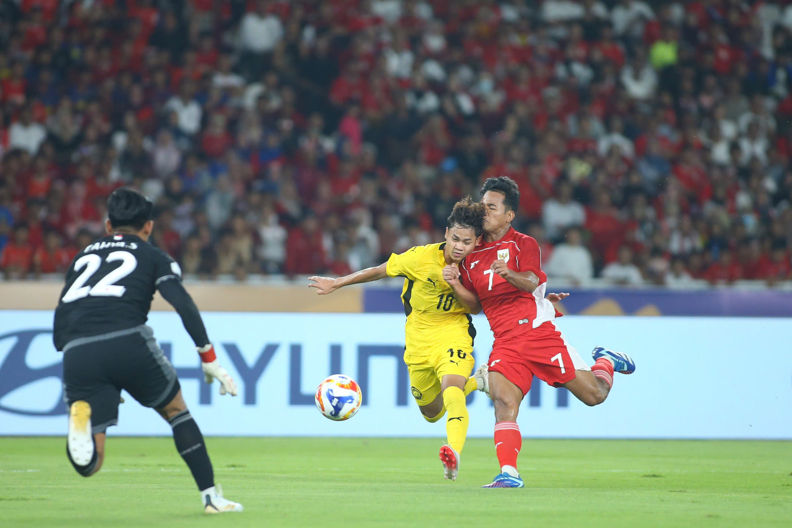 تیم زیر ۲۳ سال مالزی خیلی زود حذف شد، اندونزی میزبان صعود کرد: ویتنام زیر ۲۳ سال در نیمه نهایی به راحتی با چه تیمی روبرو خواهد شد؟ - عکس ۳ U.23 Malaysia sớm bị loại, chủ nhà Indonesia đi tiếp: U.23 Việt Nam dễ đấu ai ở bán kết?- Ảnh 3.