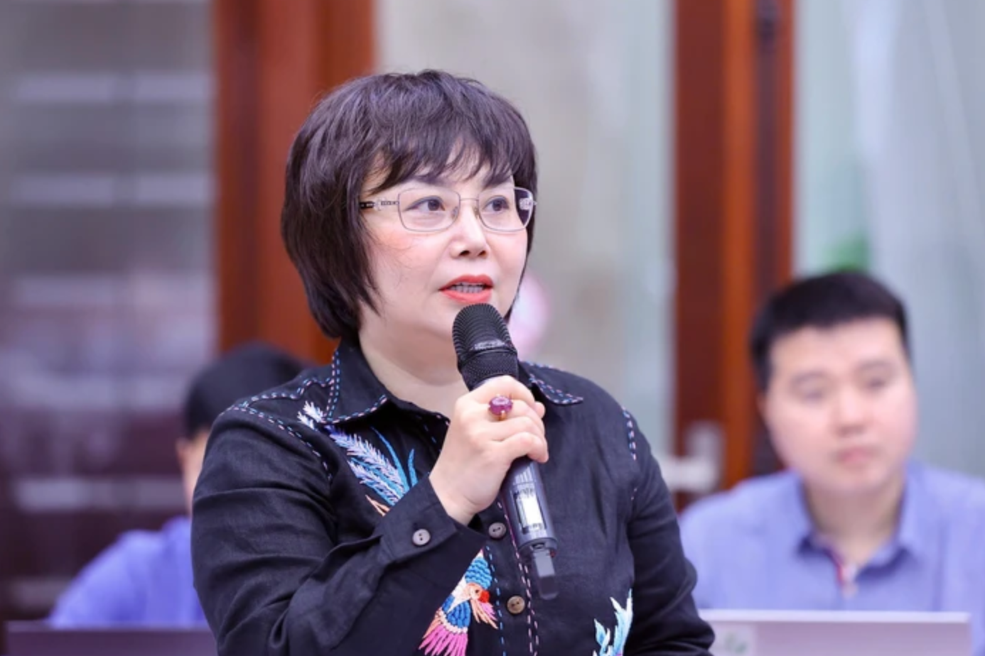 Hà Nội nói ô nhiễm không khí từ giao thông chiếm 60%, Bộ NN-MT nói chỉ 35% - Ảnh 1.