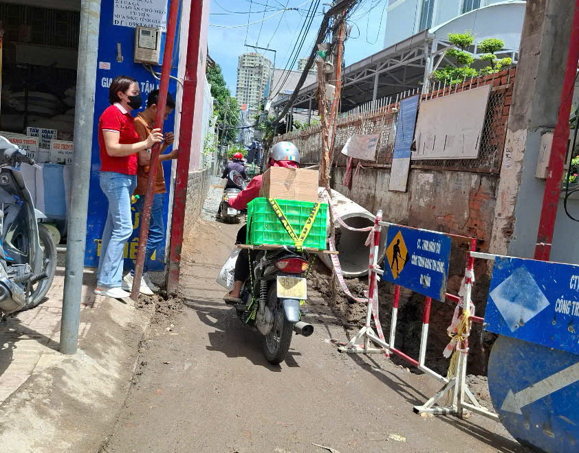 Thi c&ocirc;ng hẻm qu&aacute; l&acirc;u, đi lại kh&oacute; khăn- Ảnh 1.