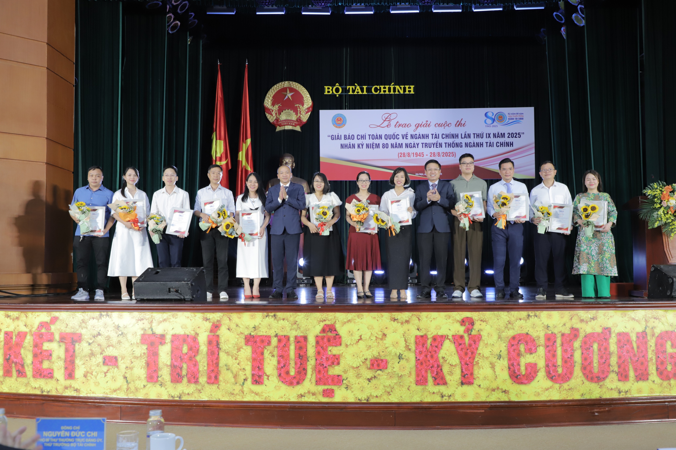 Bộ Tài chính trao giải thưởng giải báo chí toàn quốc về ngành tài chính- Ảnh 1.