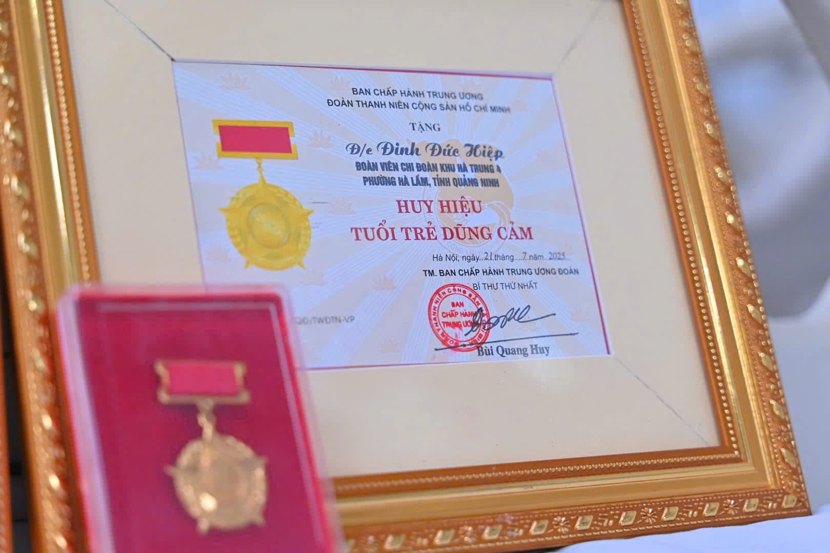 Trao Huy hiệu 'Tuổi trẻ dũng cảm' cho thanh niên cứu 4 người trong vụ lật tàu - Ảnh 1.