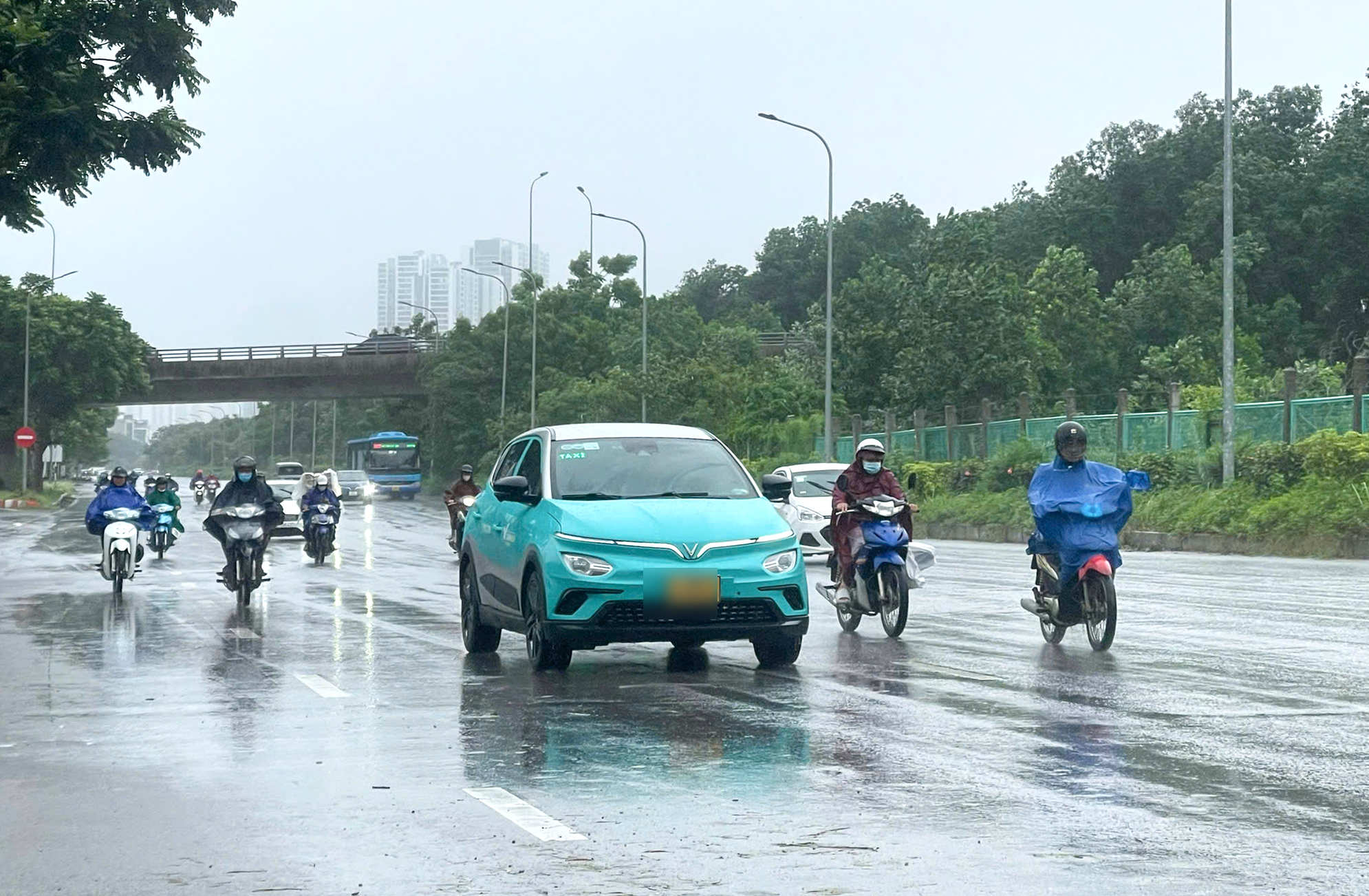 Hà Nội mưa nhỏ khi bão số 3 đổ bộ nhưng 'không được chủ quan' - Ảnh 1.