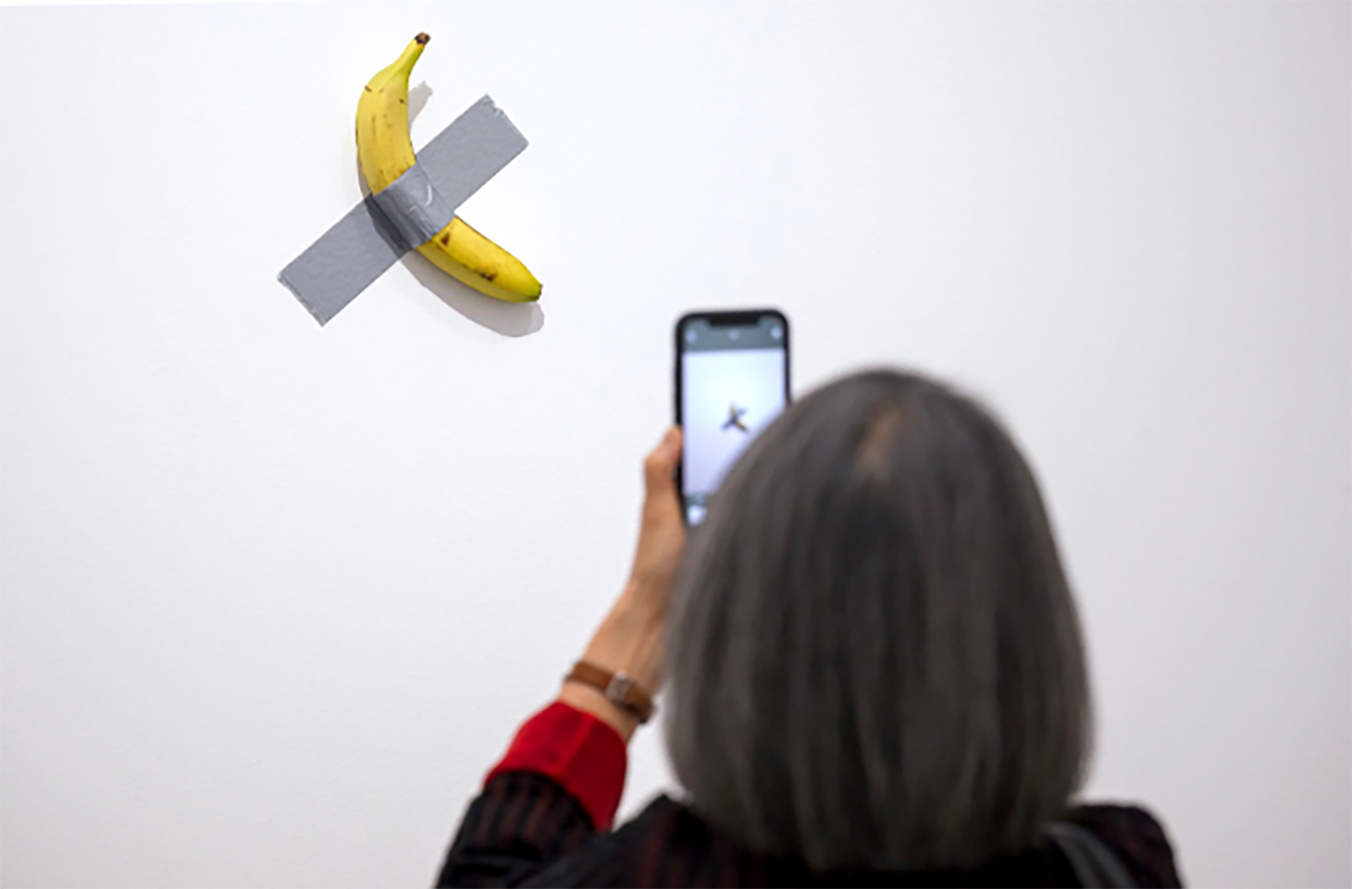 Turyści zjedli banana artysty Maurizio Cattelanta wartego ponad 160 miliardów VND - Zdjęcie 1. Khách tham quan ăn mất quả chuối hơn 160 tỉ đồng của nghệ sĩ Maurizio Cattelant- Ảnh 1.