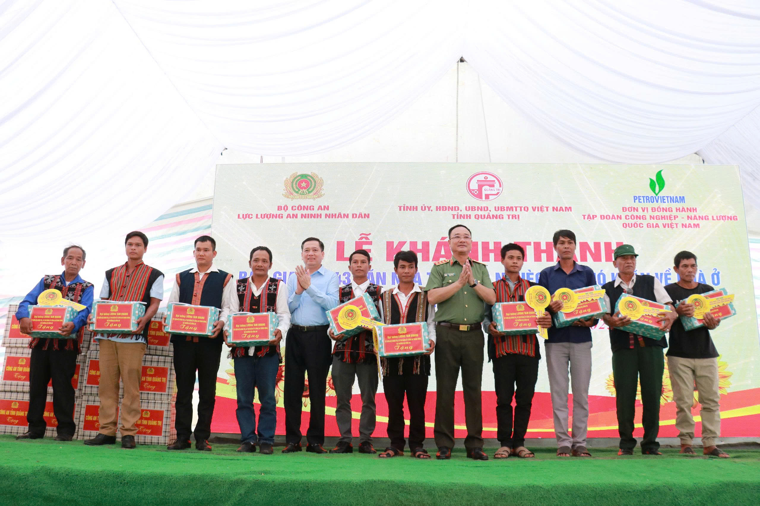 4 tháng 5 ngày, Bộ Công an thực hiện xong 1.143 nhà tặng người nghèo Quảng Trị - Ảnh 1.