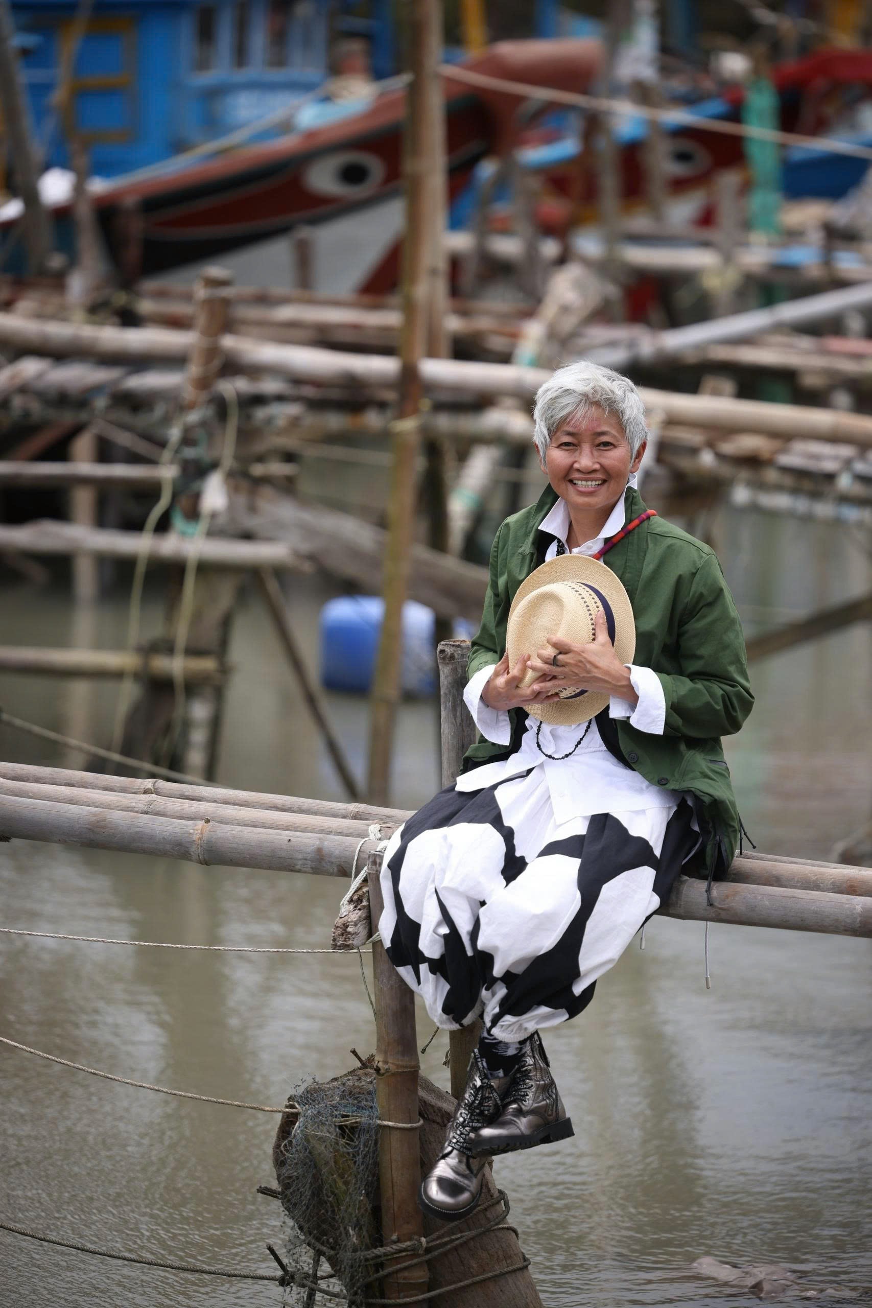 សាយហ្គនមិនចាស់ទេក្នុងការតាំងពិពណ៌ 'Tui - ពណ៌នៃជីវិត' - រូបថត ១. Sài Gòn không cũ trong triển lãm 'Tui - Sắc màu cuộc sống'- Ảnh 1.