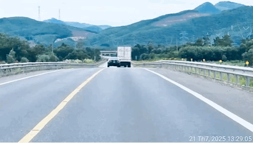 Tài xế xe biển xanh vượt ẩu trên cao tốc bị CSGT xử lý- Ảnh 1. Tài xế xe biển xanh vượt ẩu trên cao tốc bị CSGT xử lý- Ảnh 1.