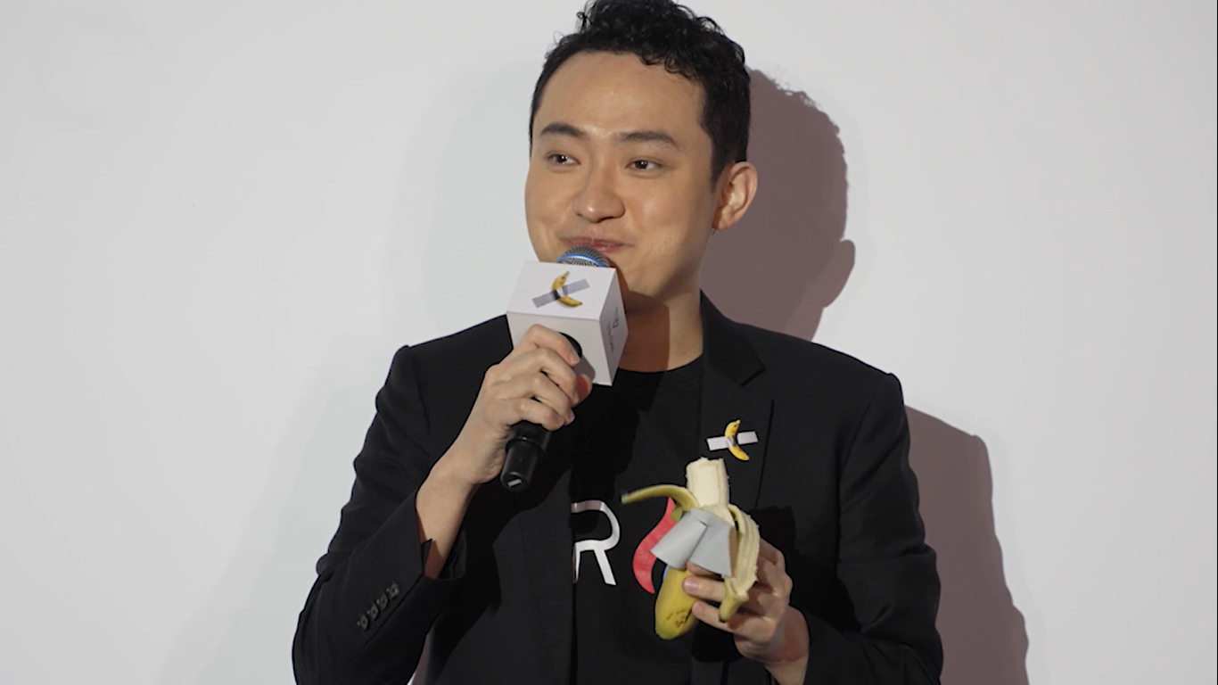 Turyści zjedli banana artysty Maurizio Cattelanta wartego ponad 160 miliardów VND - Zdjęcie 2. Khách tham quan ăn mất quả chuối hơn 160 tỉ đồng của nghệ sĩ Maurizio Cattelant- Ảnh 2.