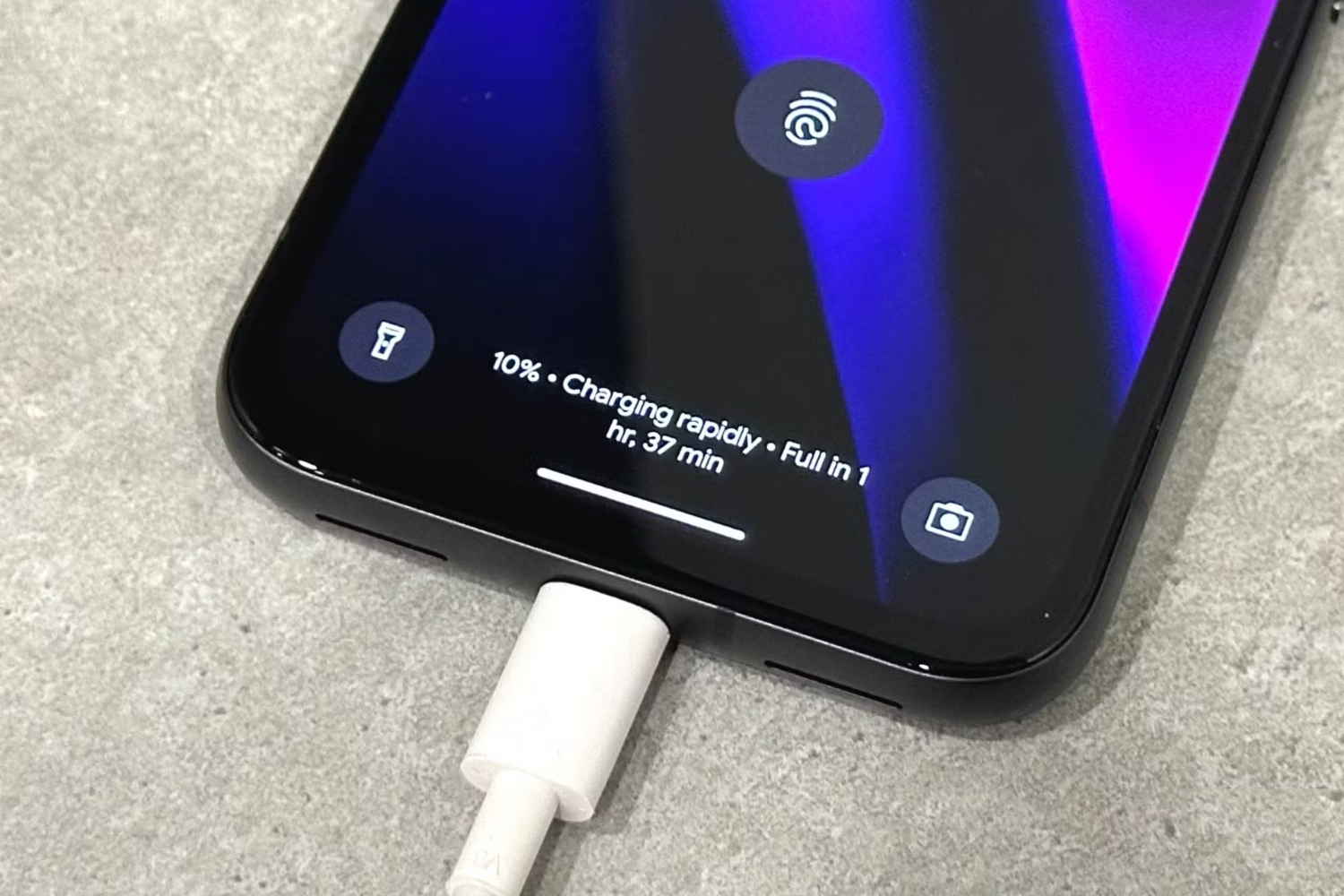 Cảnh báo về thói quen sạc điện thoại Android đến 100% - Ảnh 1.