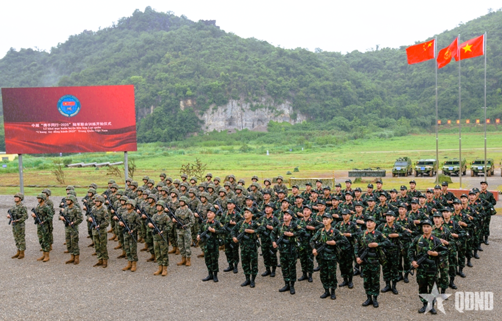 Lần đầu tiên Quân đội Việt Nam và Trung Quốc huấn luyện liên hợp lục quân 2025 - Ảnh 2. Lần đầu tiên Quân đội Việt Nam và Trung Quốc huấn luyện liên hợp lục quân 2025 - Ảnh 2.