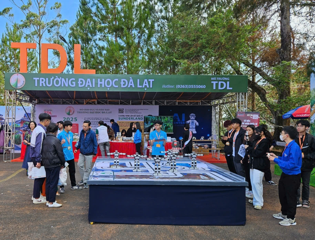 Dalat University's 2025 admission scores: The highest for pedagogy - Photo 1. Điểm xét tuyển năm 2025 của đại học Đà Lạt: Ngành sư phạm cao nhất - Ảnh 1.