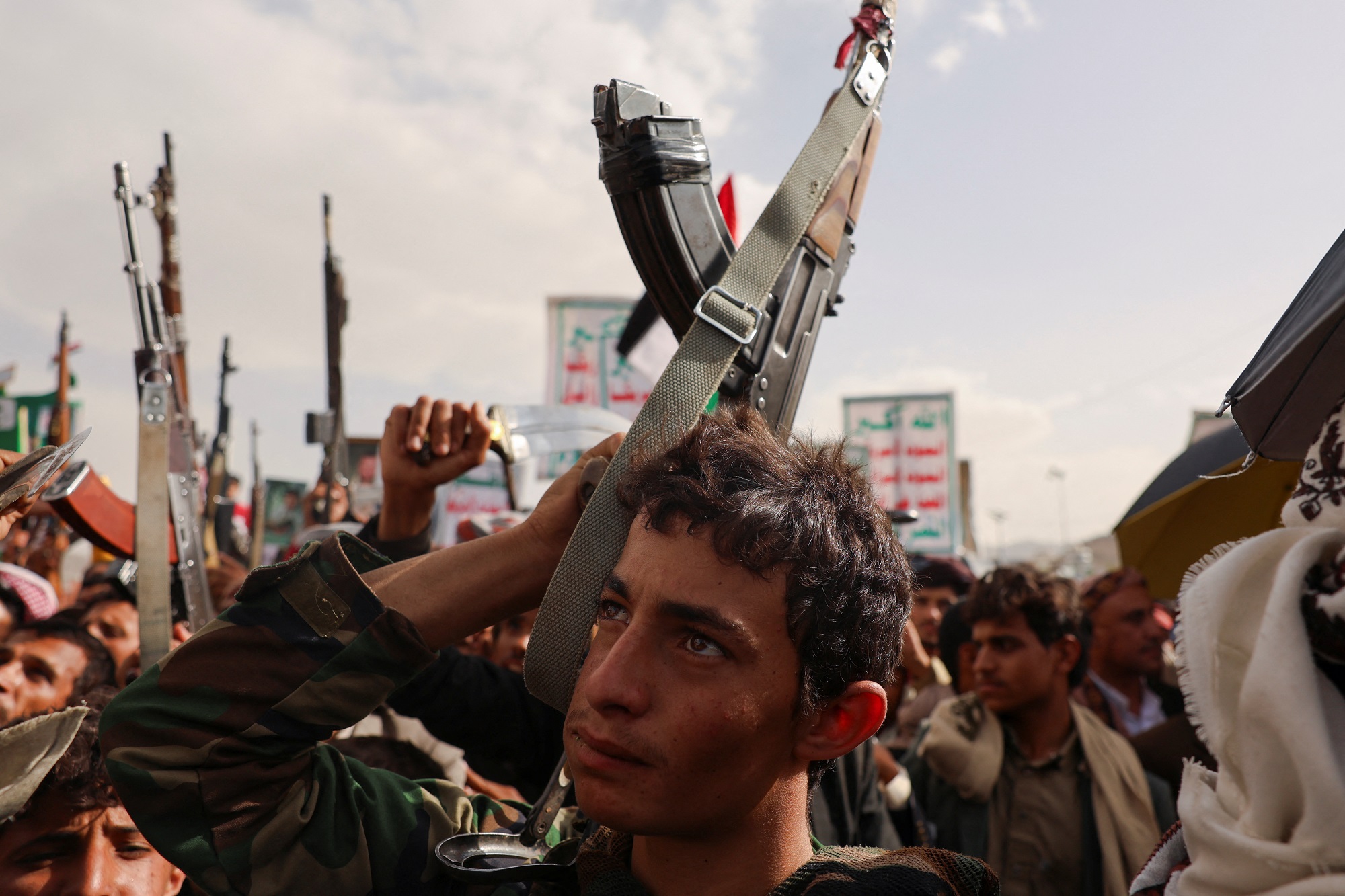 Houthi tấn công sân bay Israel, Iran tuyên bố cứng rắn - Ảnh 1.