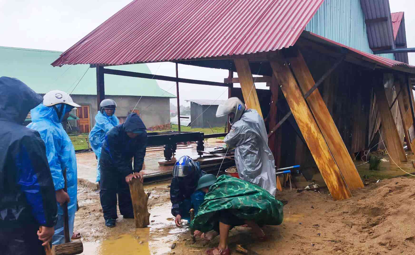 TP.Đà Nẵng: Gió lớn làm tốc mái hàng chục ngôi nhà ở xã biên giới- Ảnh 1. TP.Đà Nẵng: Gió lớn làm tốc mái hàng chục ngôi nhà ở xã biên giới- Ảnh 1.