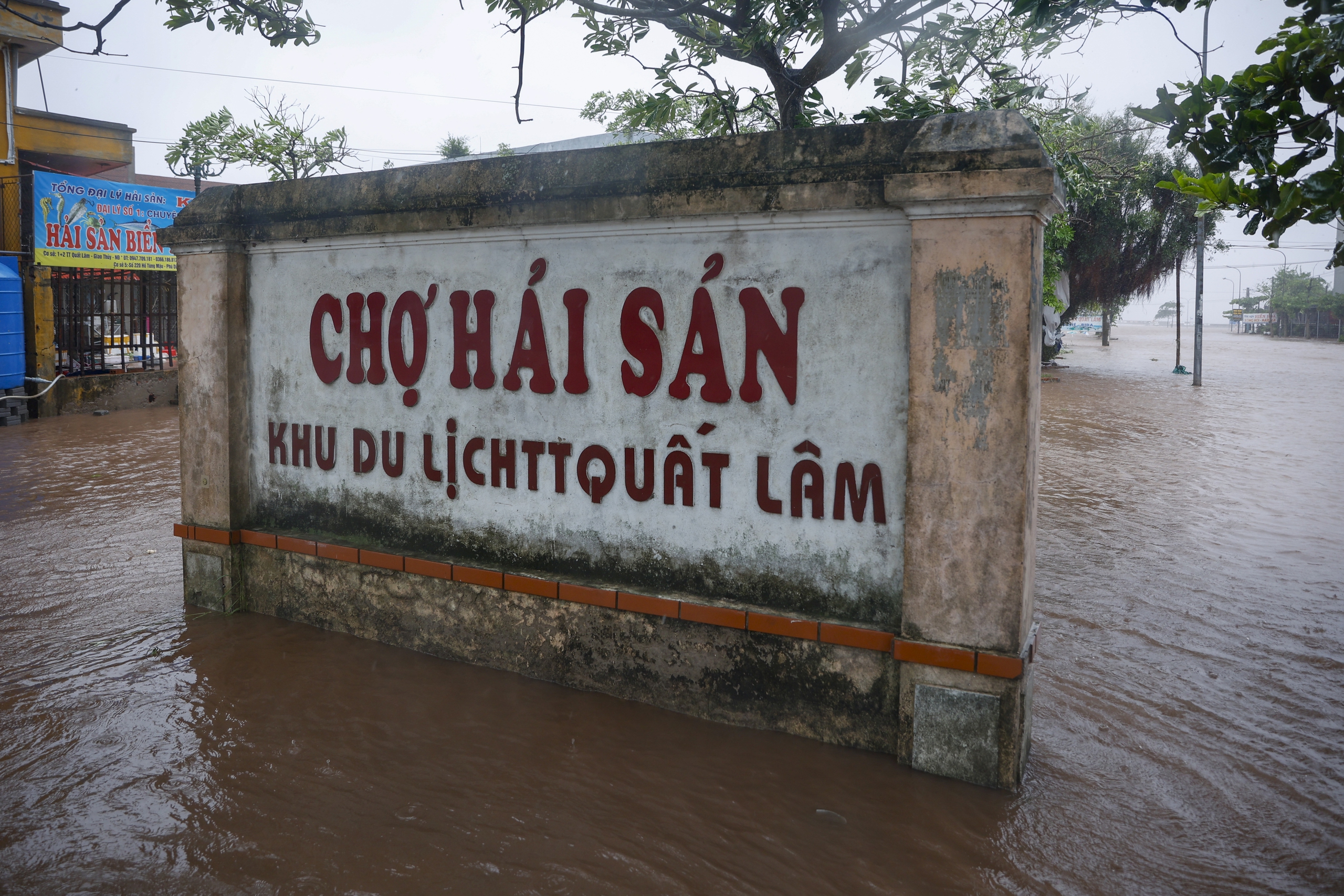 Ninh Bình: Đường ven biển Quất Lâm ngập do bão số 3 Wipha gây thiệt hại nặng - Ảnh 1. Ninh Bình: Đường ven biển Quất Lâm ngập do bão số 3 Wipha gây thiệt hại nặng - Ảnh 1.
