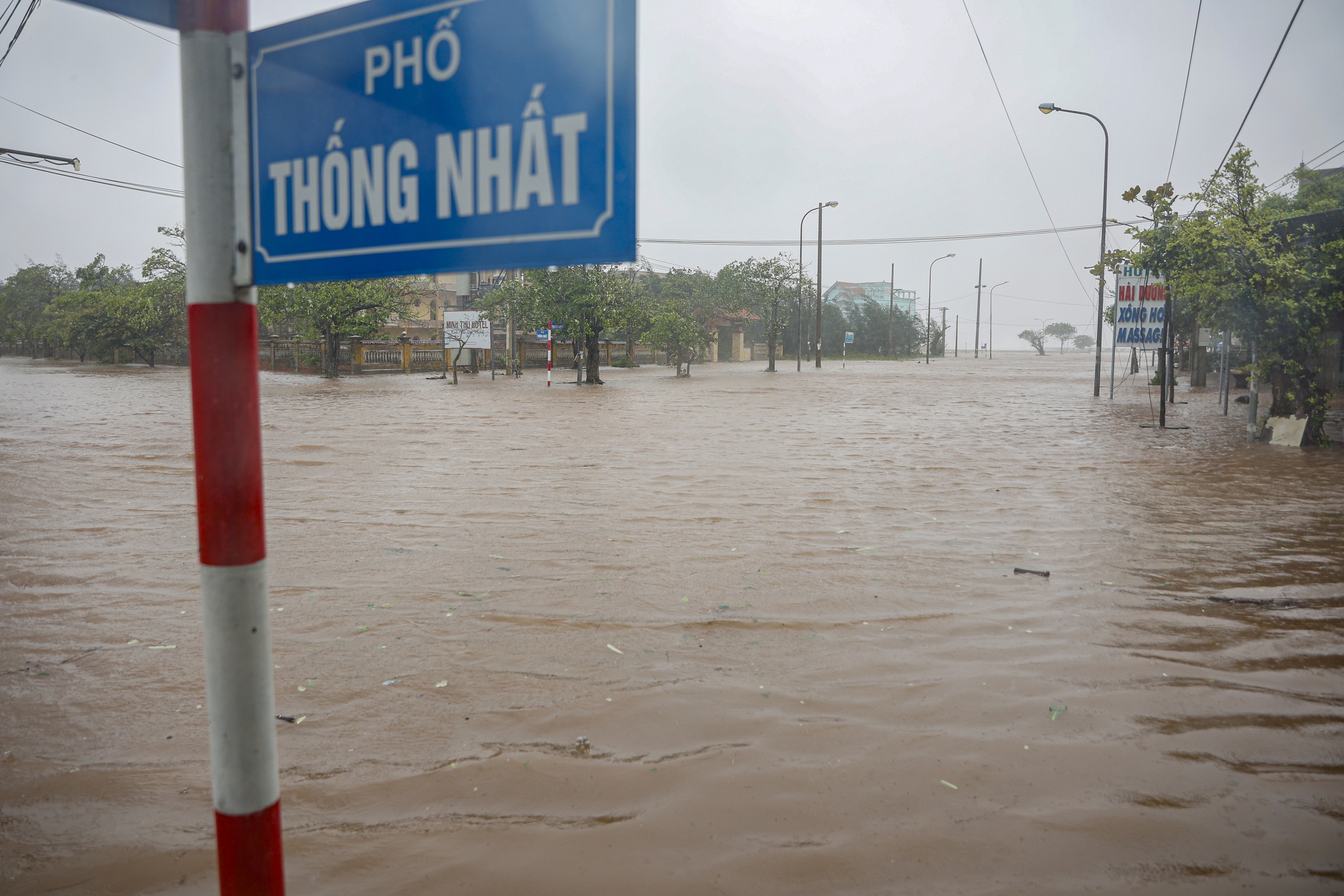 Ninh Bình: Đường ven biển Quất Lâm ngập do bão số 3 Wipha gây thiệt hại nặng - Ảnh 3. Ninh Bình: Đường ven biển Quất Lâm ngập do bão số 3 Wipha gây thiệt hại nặng - Ảnh 3.