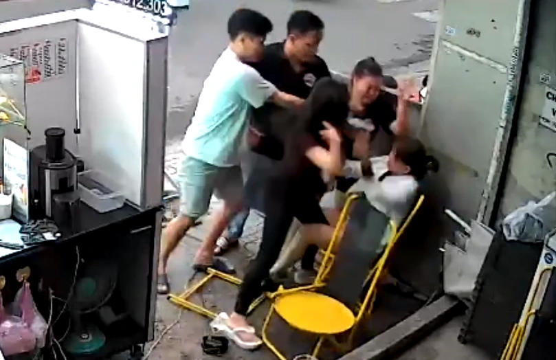 Người phụ nữ bị nhóm người đánh hội đồng trước nhà - Ảnh 1.