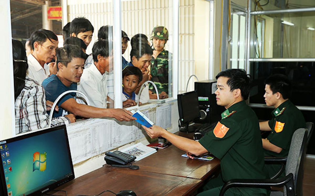 Bộ Quốc phòng đề xuất bãi bỏ hàng loạt giấy tờ về xuất nhập cảnh - Ảnh 1.