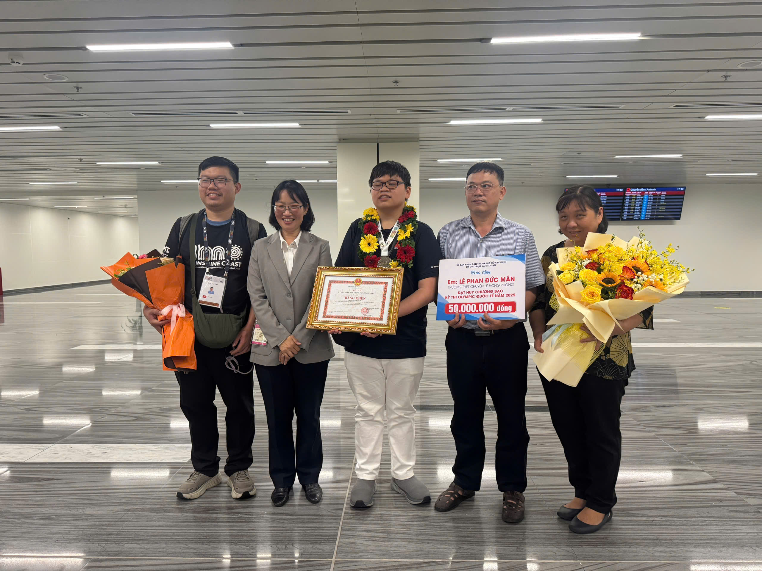 Nam sinh được 'thưởng nóng' 50 triệu đồng sau khi giành huy chương bạc Olympic toán quốc tế- Ảnh 1.