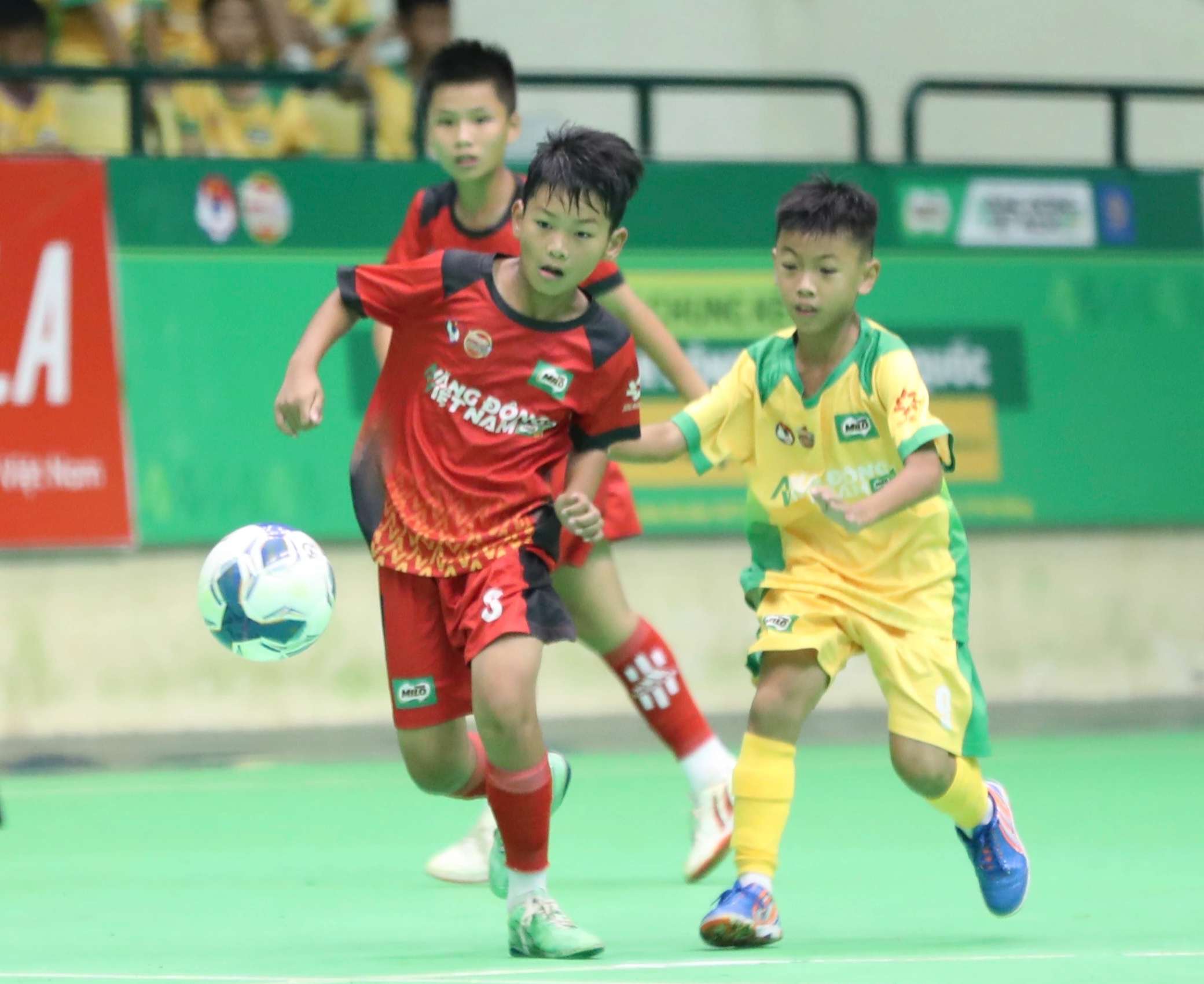 2025 نیشنل چلڈرن فٹ بال چیمپیئن شپ فائنلز میں جذبہ پھٹ پڑا - تصویر 1۔ Bùng nổ đam mê tại VCK giải bóng đá Nhi đồng toàn quốc 2025- Ảnh 1.