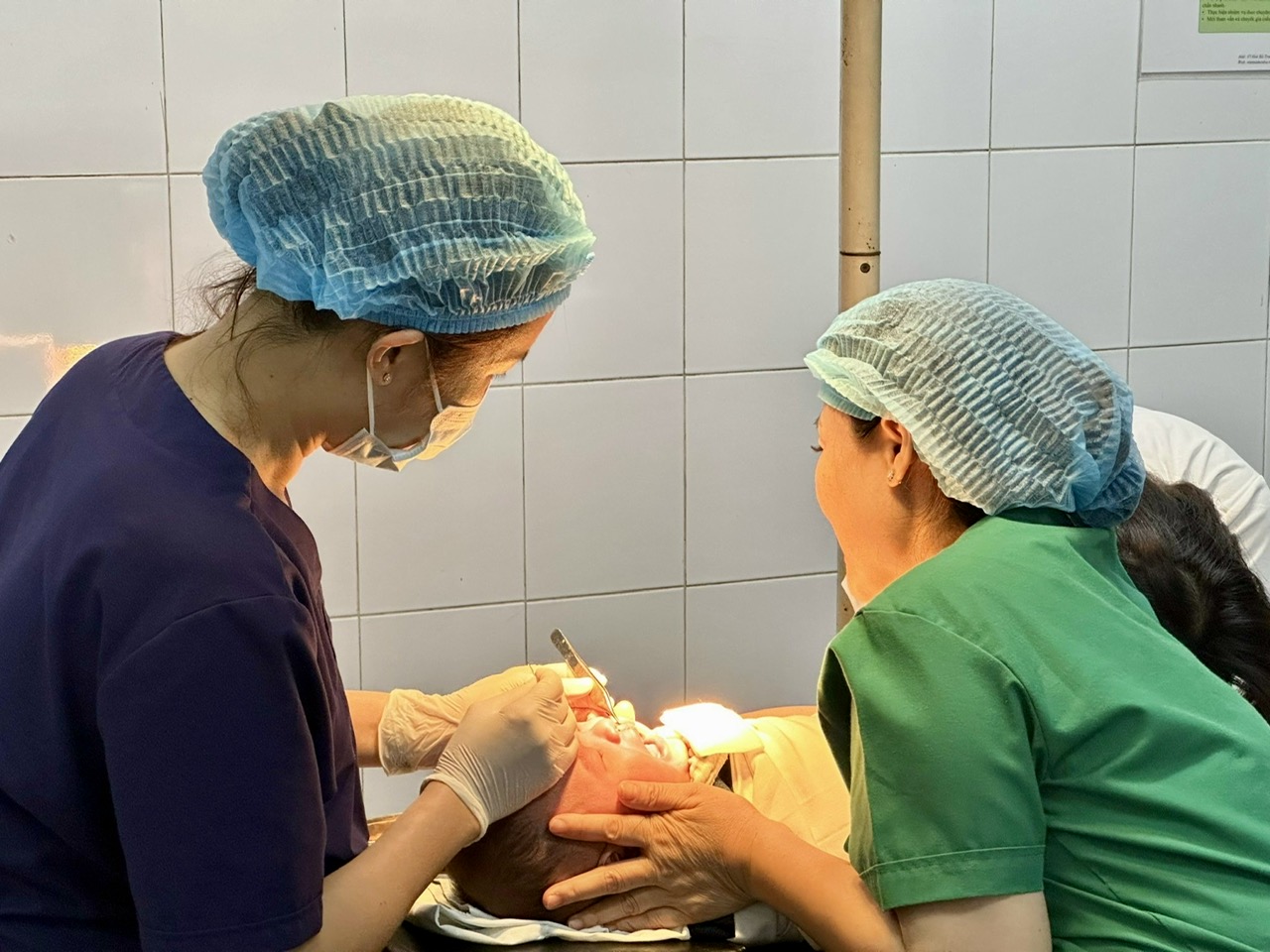 Phẫu thuật, điều trị toàn diện cho trẻ dị tật khe hở môi, vòm miệng - Ảnh 1.
