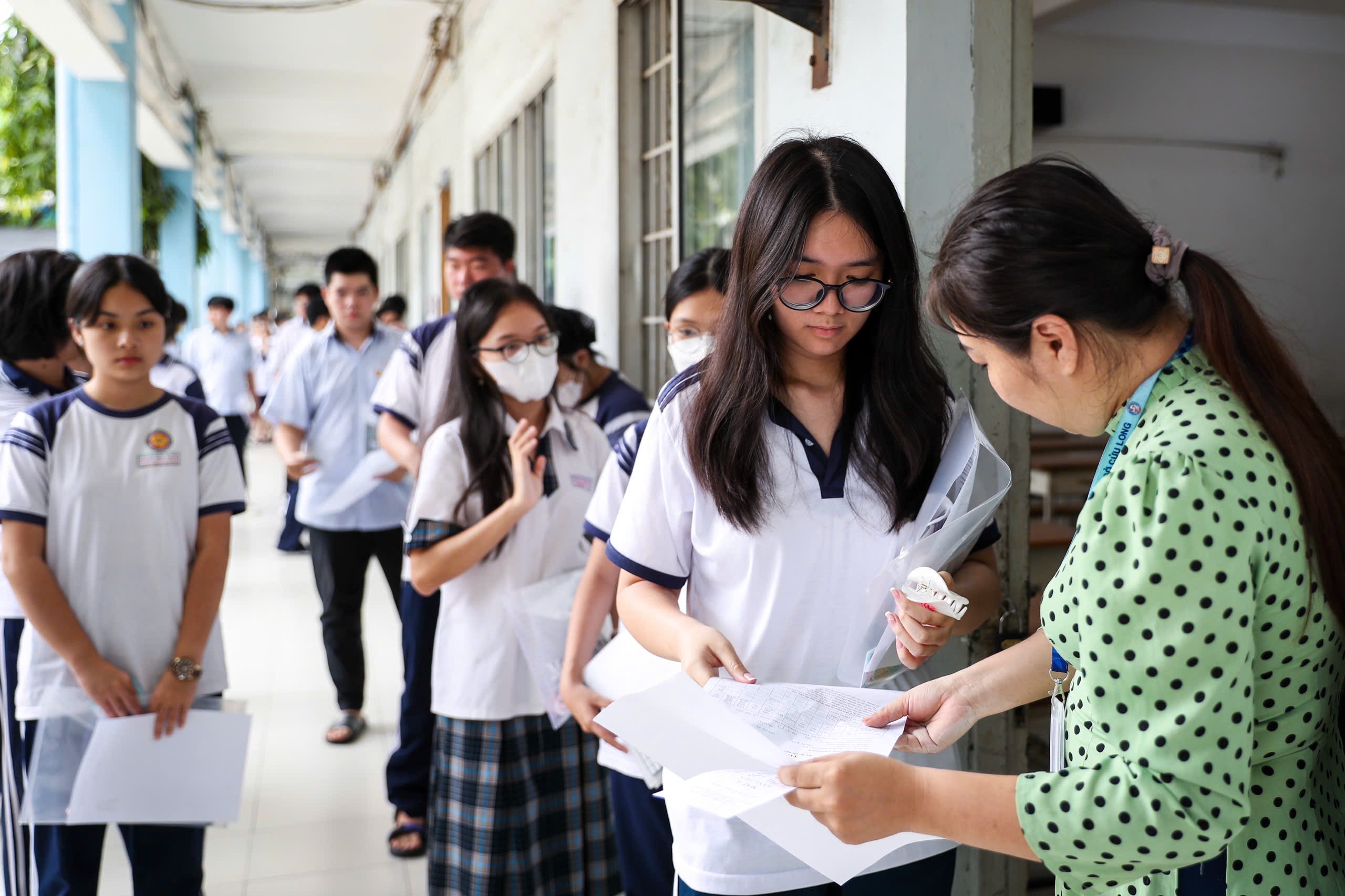 Ministerstvo školství a odborné přípravy zveřejnilo percentilovou tabulku, jak se počítají benchmarkové skóre univerzit? - Foto 1. Bộ GD-ĐT công bố bảng bách phân vị, điểm chuẩn ĐH được tính như thế nào?- Ảnh 1.