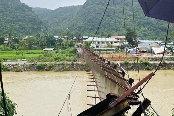 Nguyên nhân vụ lật cầu treo khiến 3 người rơi xuống sông ở Điện Biên - Ảnh 1.