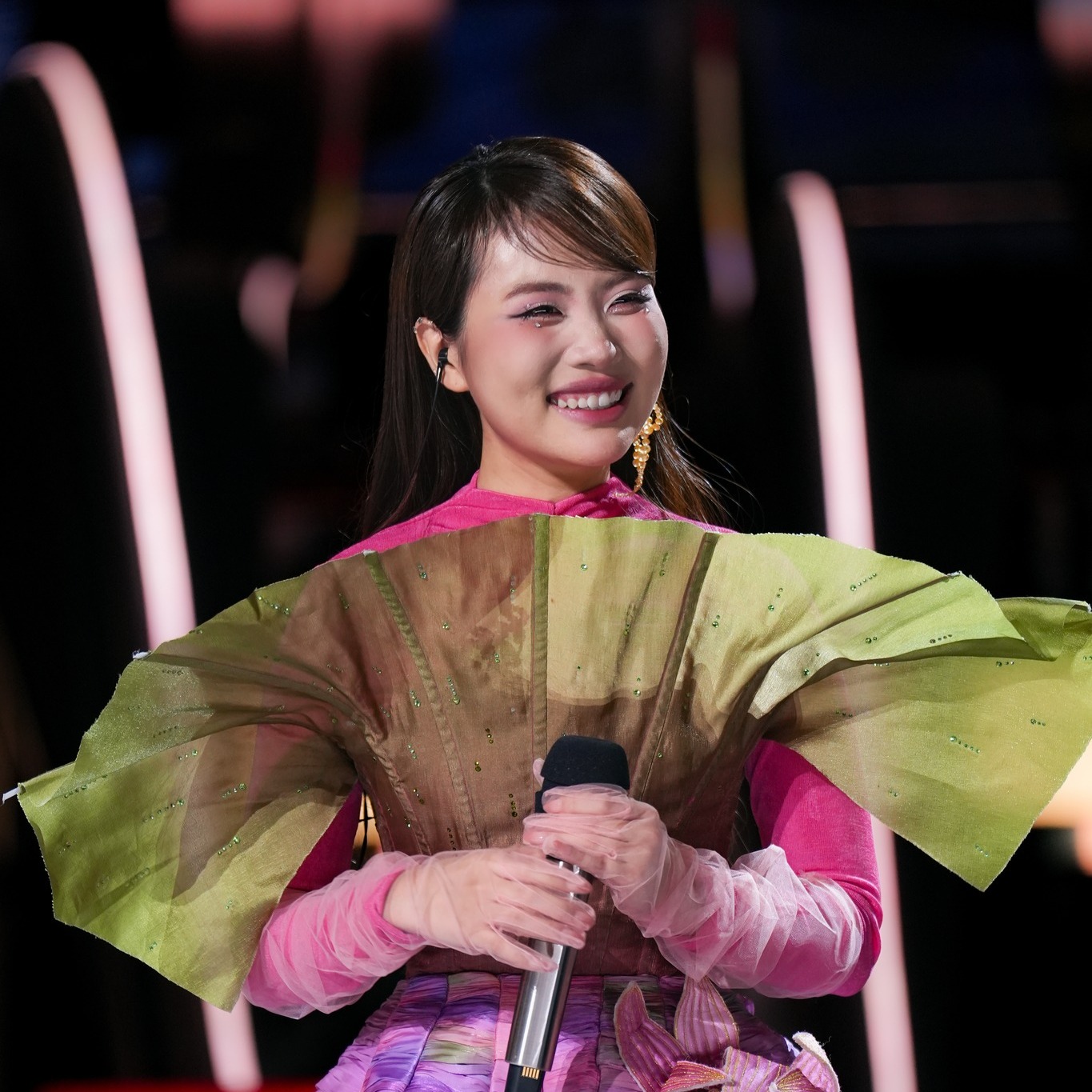 Trang phục độc đáo giúp Phương Mỹ Chi tỏa sáng ở show âm nhạc quốc tế- Ảnh 4.