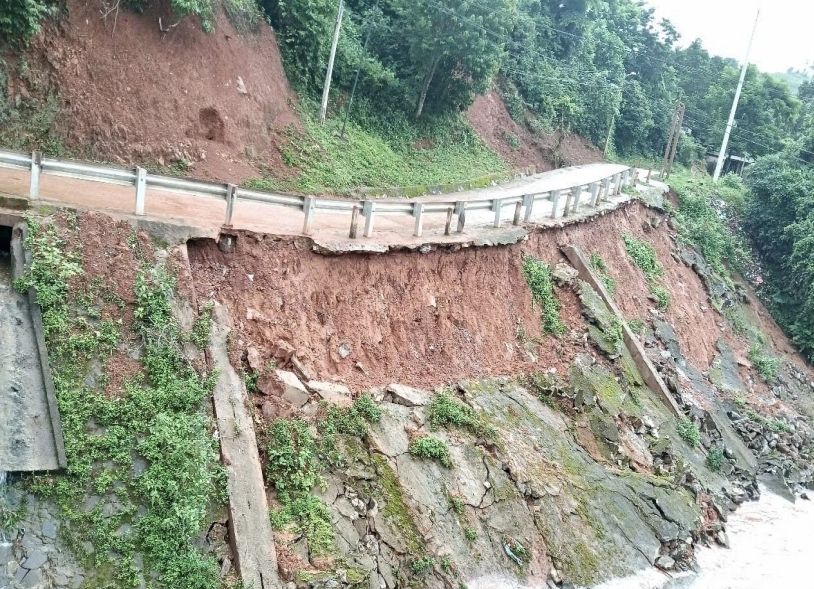 Quảng Trị: Ảnh hưởng bão số 3, nhiều nhà dân bị tốc mái, đổ sập- Ảnh 3. Quảng Trị: Ảnh hưởng bão số 3, nhiều nhà dân bị tốc mái, đổ sập- Ảnh 3.