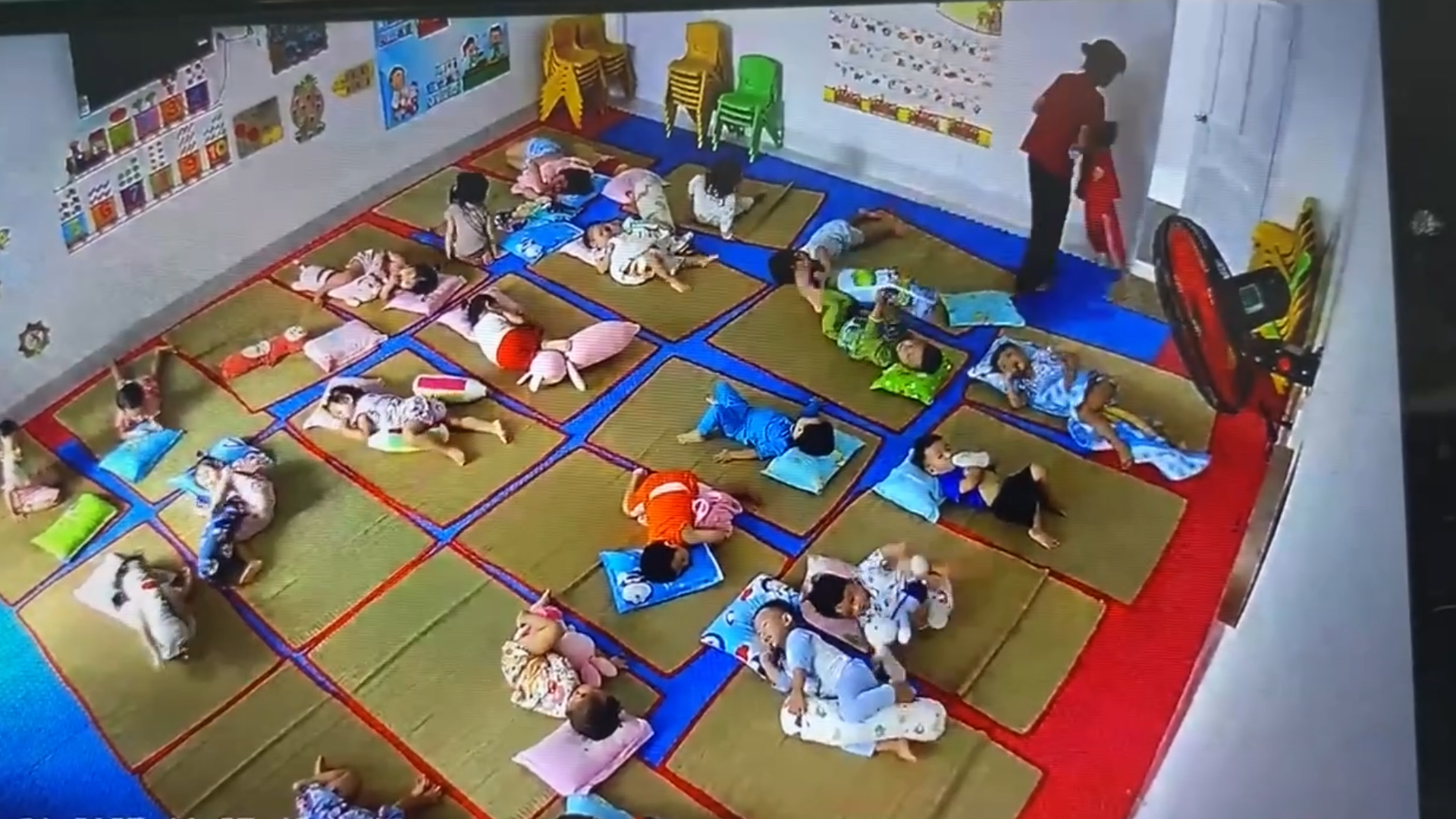 Verificatie van het geval van een 2-jarig meisje dat door haar oppas in de klas van een kleuterschool werd gesleept - Foto 1. Xác minh vụ bé gái 2 tuổi bị bảo mẫu kéo lê trong lớp học mầm non - Ảnh 1.