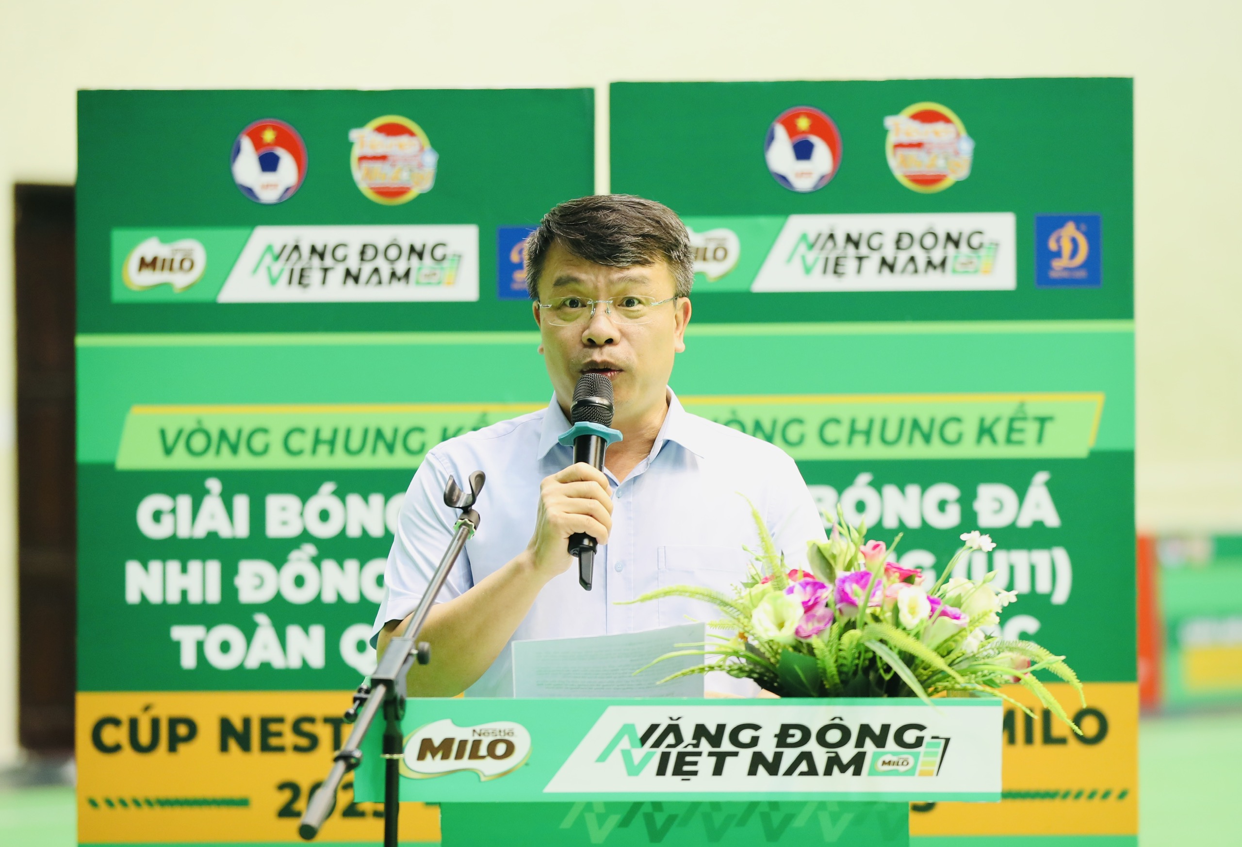 2025 نیشنل چلڈرن فٹ بال چیمپیئن شپ کے فائنلز میں جذبہ پھٹ پڑا - تصویر 2۔ Bùng nổ đam mê tại VCK giải bóng đá Nhi đồng toàn quốc 2025- Ảnh 2.