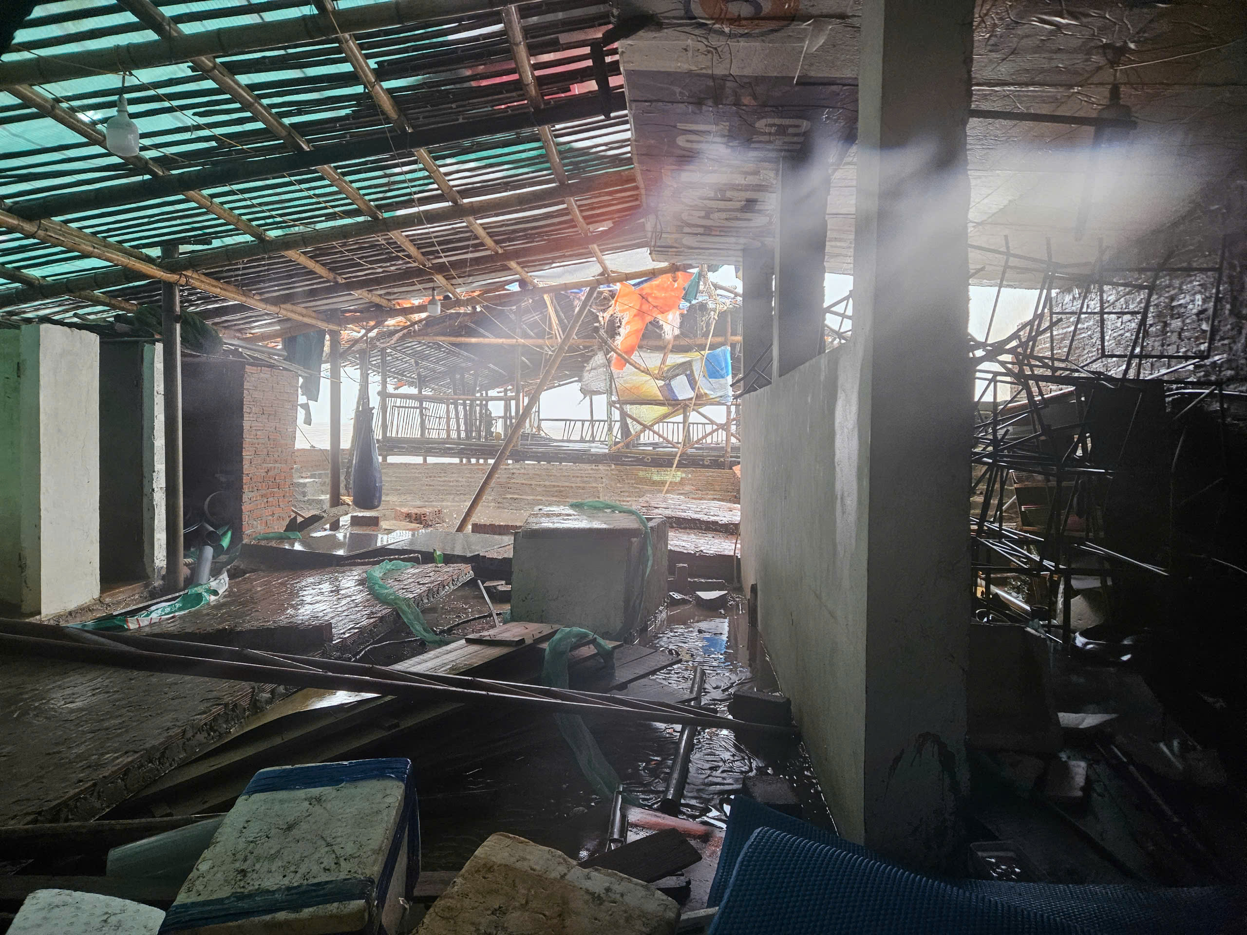 Khu du lịch Cồn Vanh tan hoang sau bão số 3 - Ảnh 7.