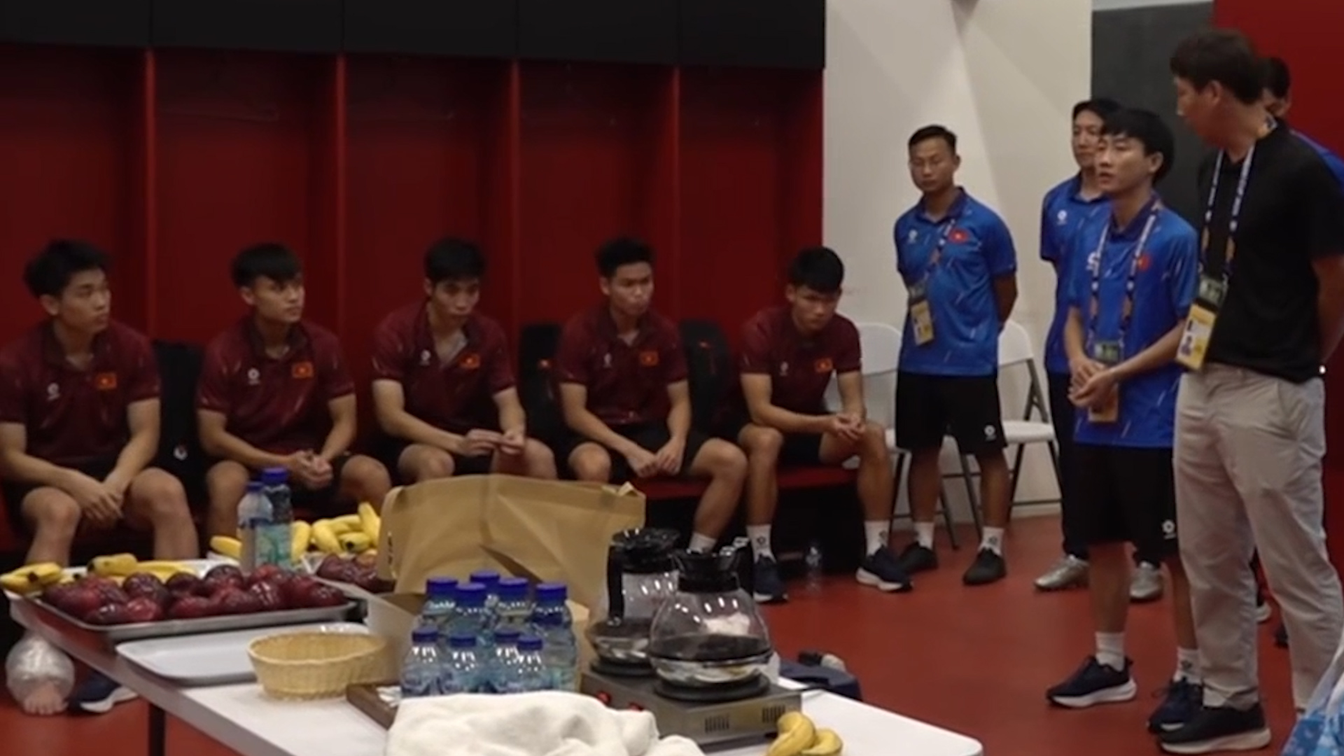HLV Kim Sang-sik thúc tinh thần học trò: ‘Đá trận gặp Philippines như trận chung kết’ - Ảnh 1.