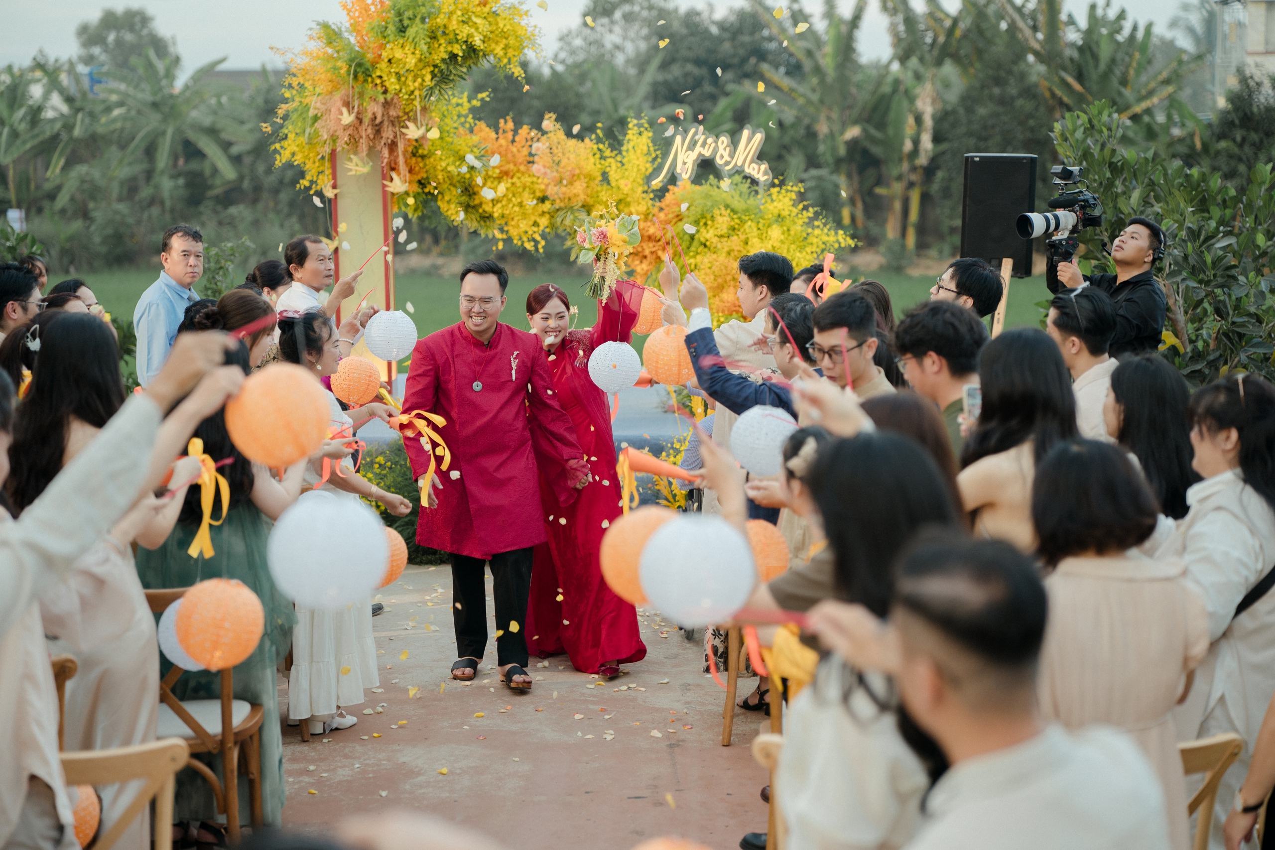 Đám cưới đặc biệt với cổng cưới là… xe máy cày - Ảnh 3.