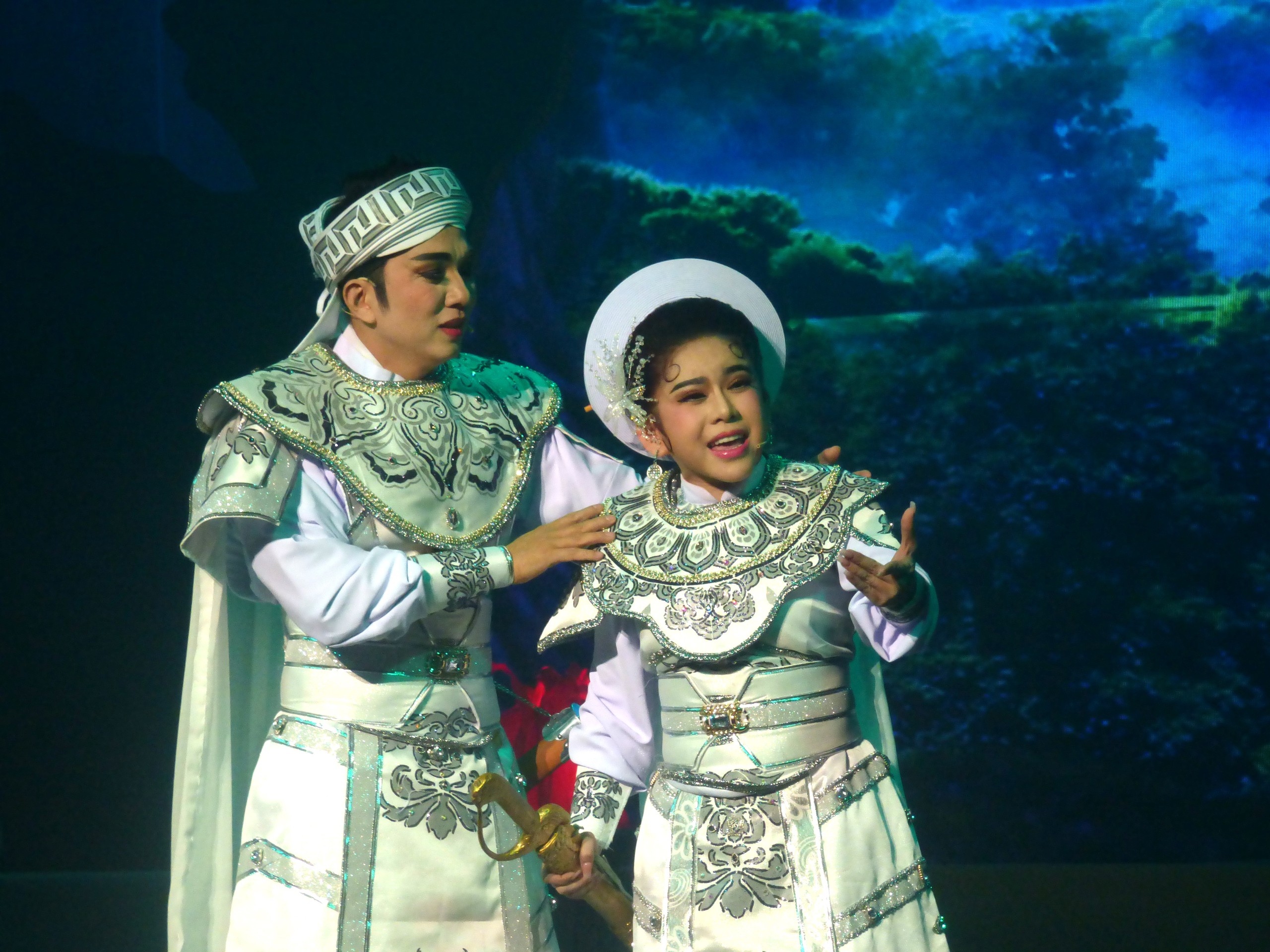 Pengganti keluarga teater yang hebat: Gadis kecil yang memulihkan rombongan Huynh Long - Foto 1. Truyền nhân của đại gia tộc sân khấu: Cô gái nhỏ khôi phục đoàn Huỳnh Long- Ảnh 1.