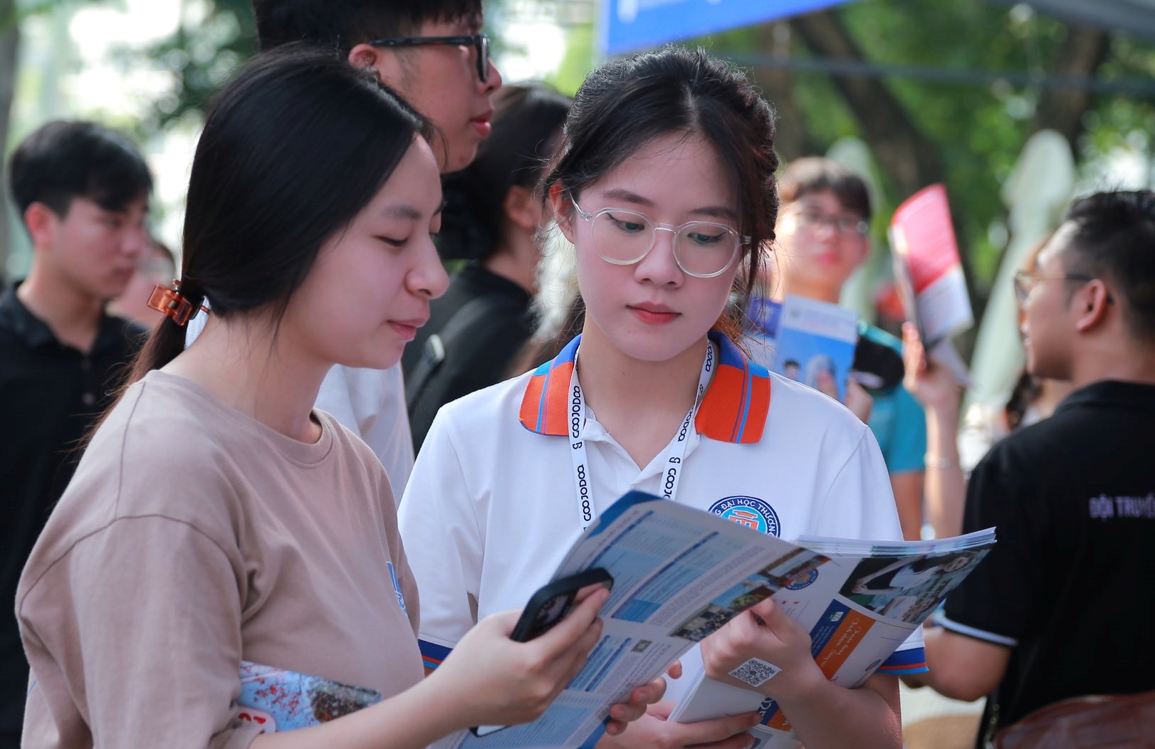 Університет комерції оголосив контрольний бал A00 для вступників з однієї й тієї ж спеціальності - Фото 1. Trường ĐH Thương mại công bố điểm chuẩn A00 cho các tổ hợp xét tuyển cùng ngành - Ảnh 1.