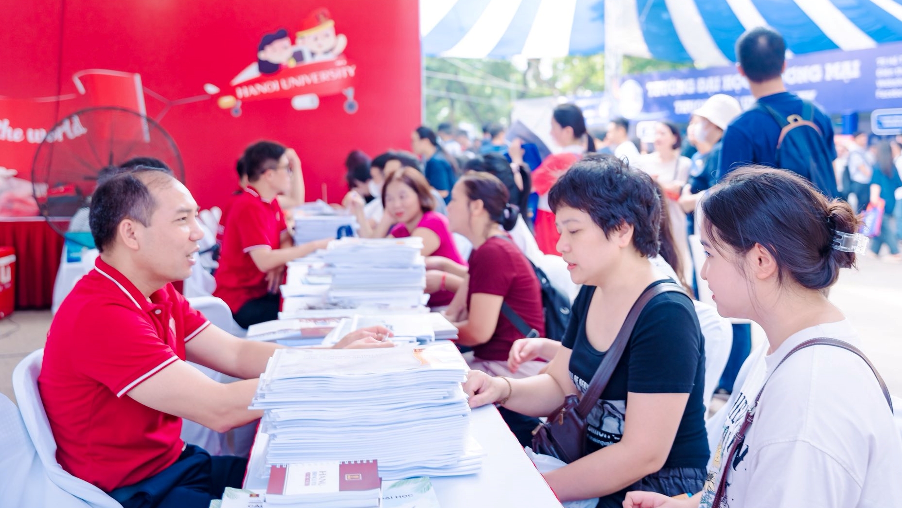 La fórmula de cálculo de puntaje estándar de la Universidad de Hanoi es fácil de aplicar para los candidatos en 2025 - Foto 1. Công thức tính điểm chuẩn Trường ĐH Hà Nội dễ áp dụng cho thí sinh năm 2025 - Ảnh 1.