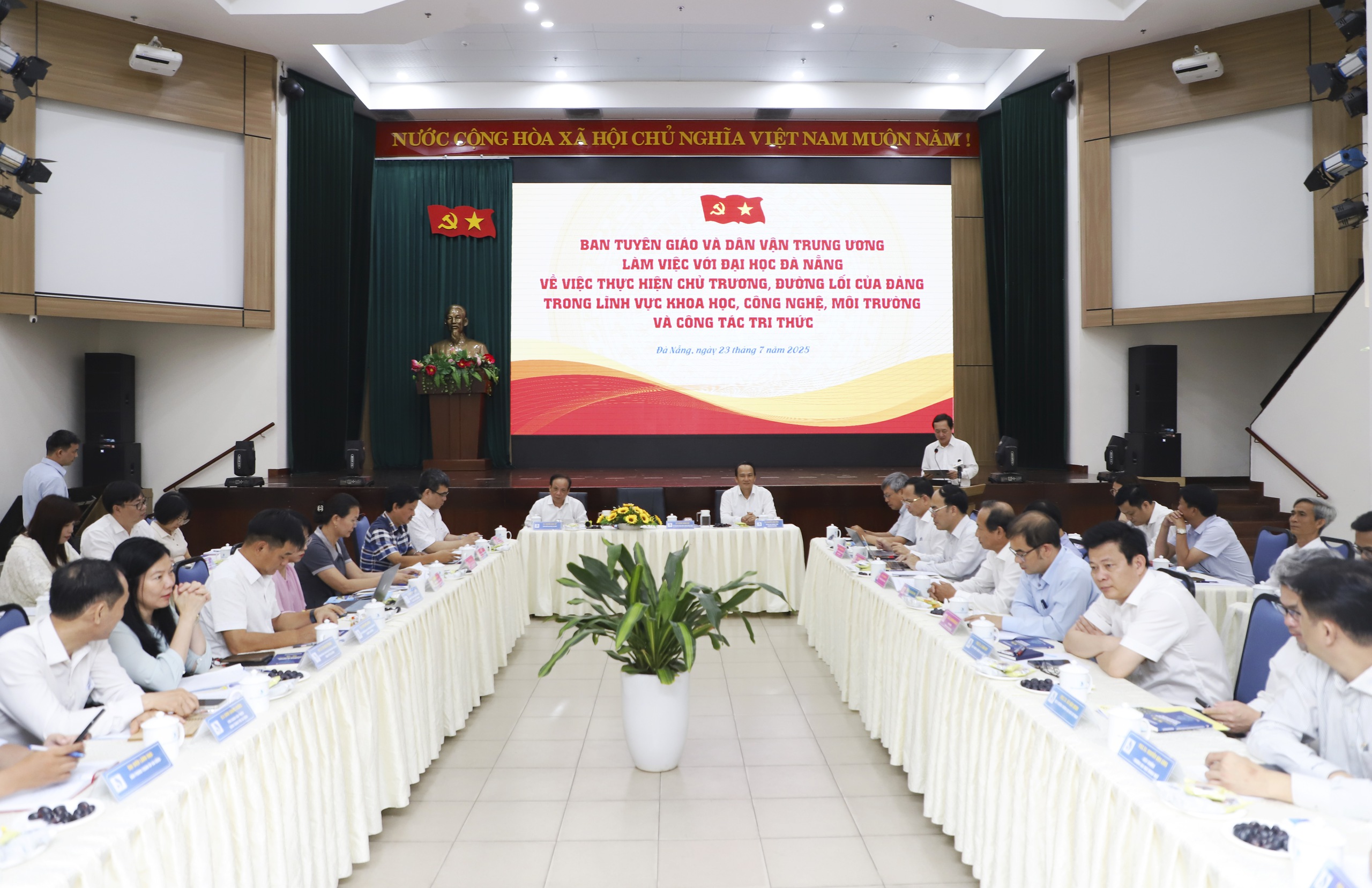 ប្រែក្លាយសាកលវិទ្យាល័យ Danang ទៅជាមជ្ឈមណ្ឌលនៃការបង្កើតថ្មីនៅតំបន់កណ្តាល - រូបថត ១. Đưa Đại học Đà Nẵng thành trung tâm đổi mới sáng tạo miền Trung - Ảnh 1.